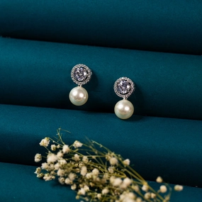 Statement Accessory Cool Spark Minimella pearl round stud earring