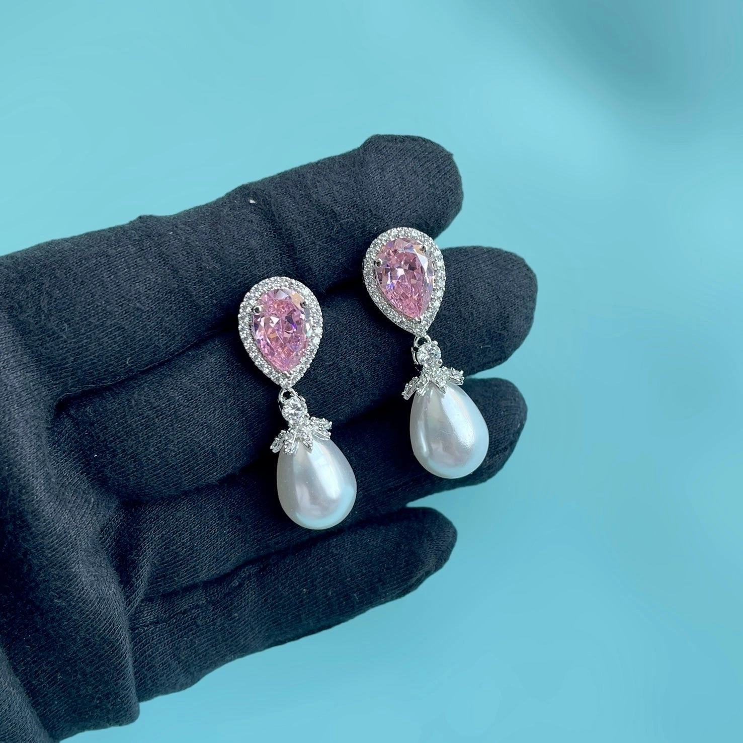 Refined Jewelry Distinctive Jewelry MInimella pearl pear earring