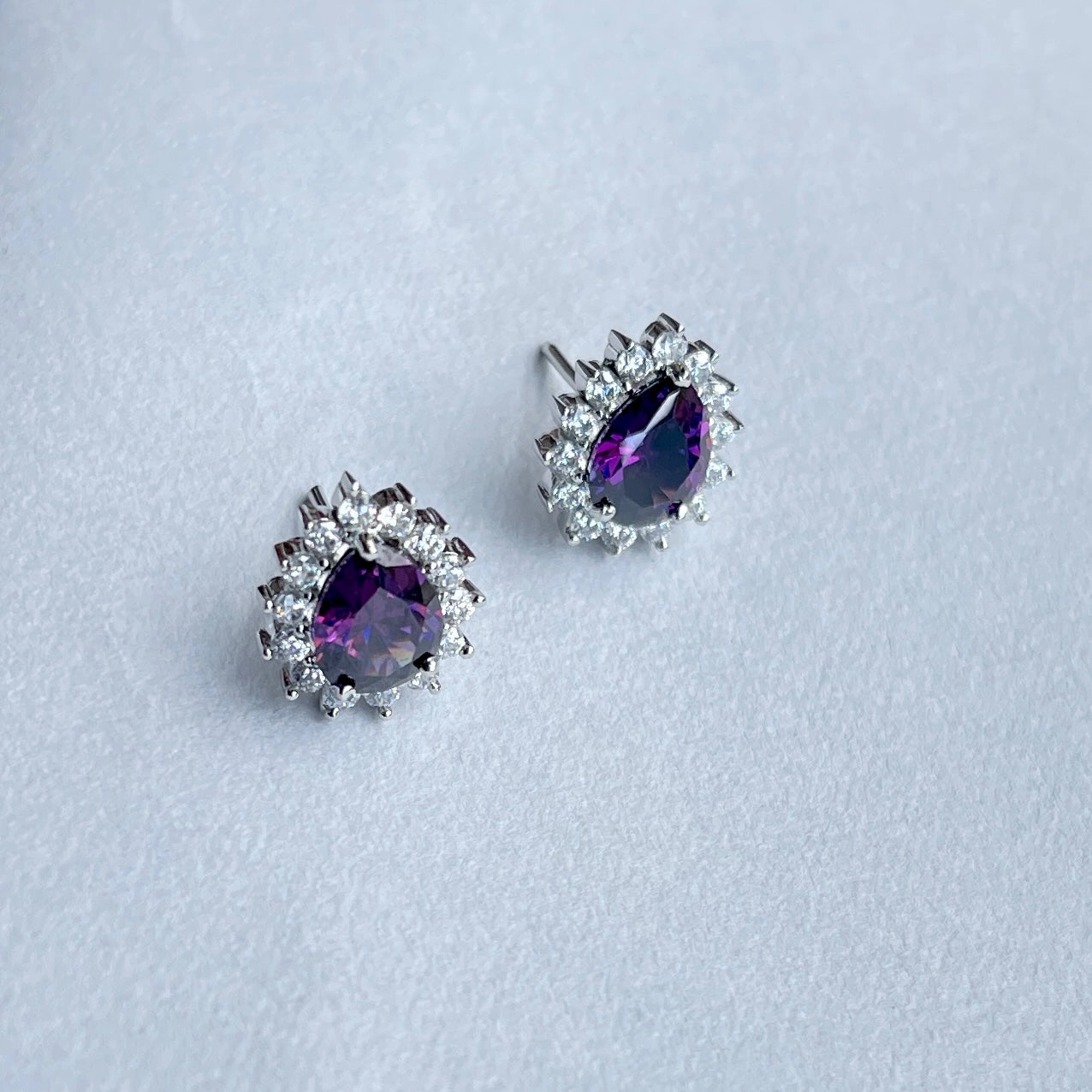 Formal Design Minimella pear sparkle earring