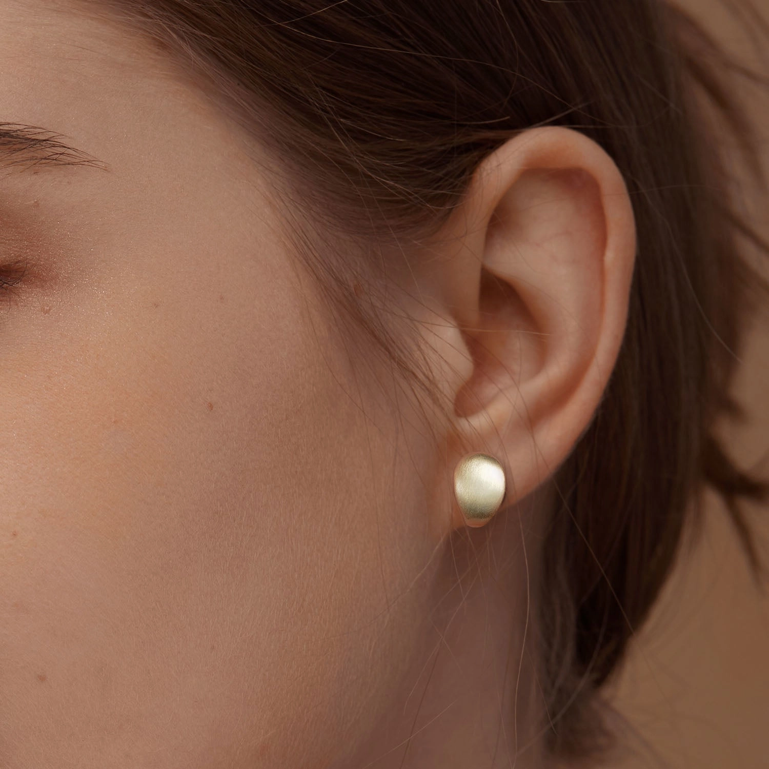 Chip Huggie Hoops Earrings Gloss Moment