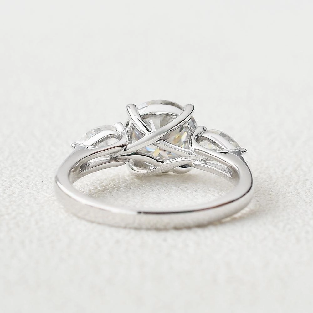 Classic 4 Prongs Moissanite White Gold Ring Evening Outfit