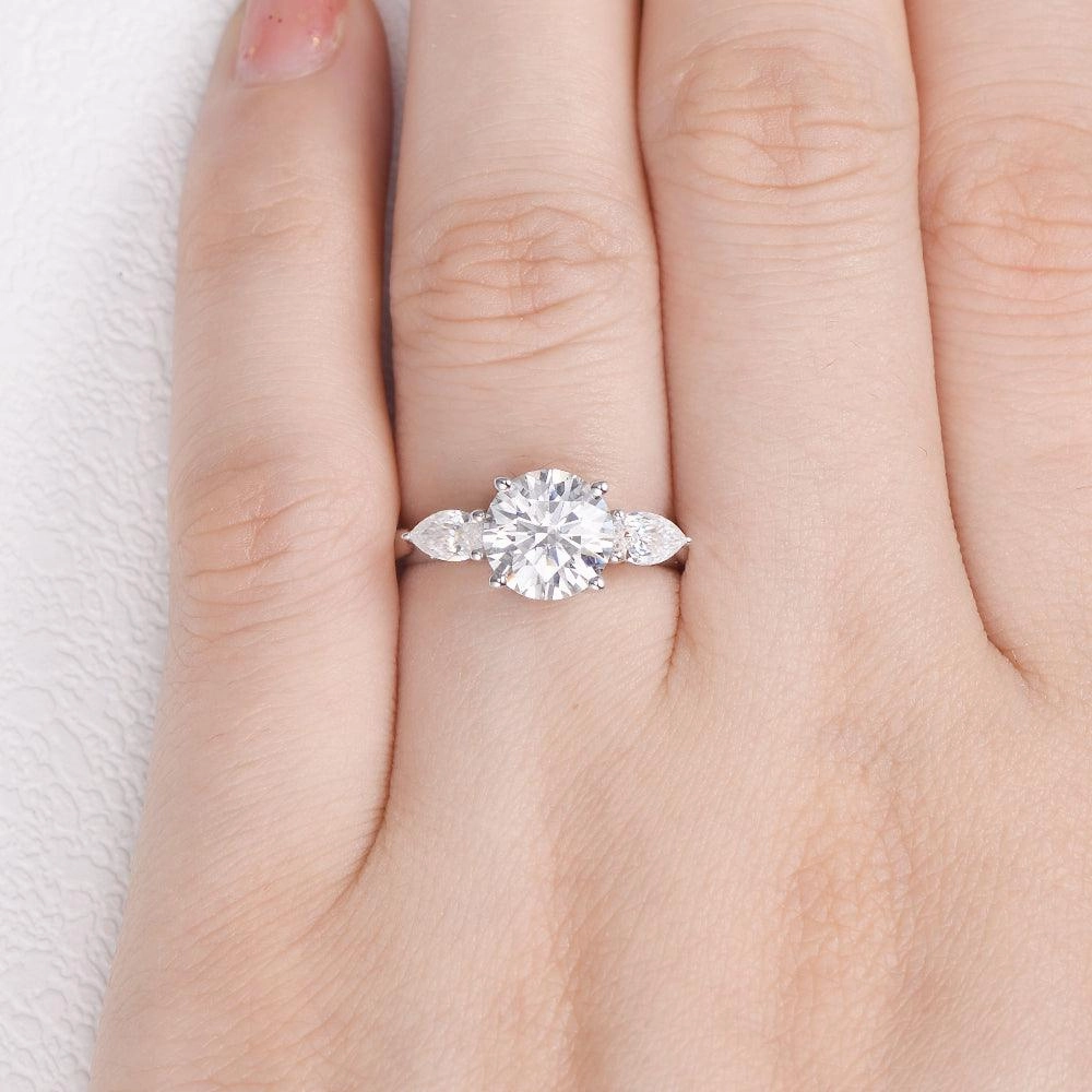 Exclusive Appeal Contemporary Feature Classic 4 Prongs Moissanite White Gold Ring