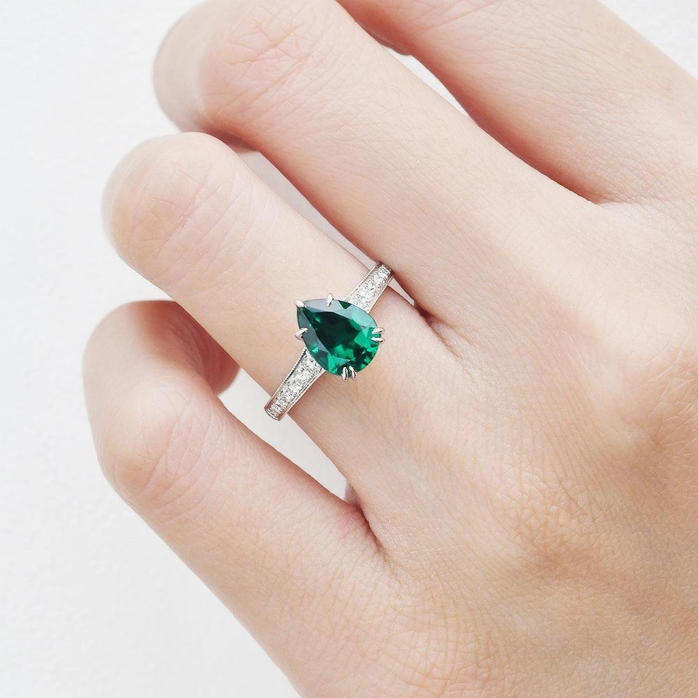 1.5ct Pear Shaped Lab Emerald White Gold Ring Night Feature Light Radiance
