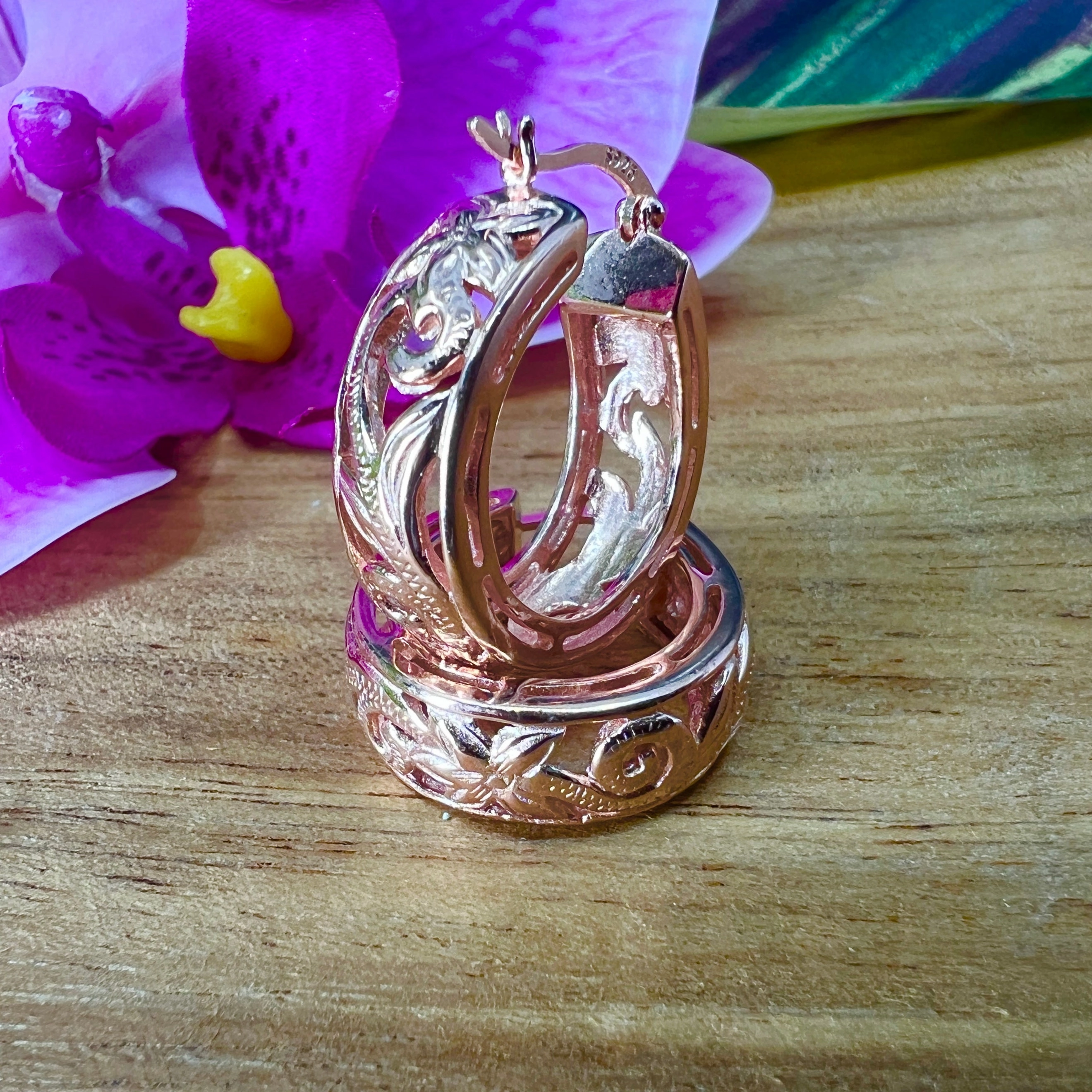 High-Quality Vibe Round Adornment Hawaiian Scroll Cutout 3D Hoop Earrings