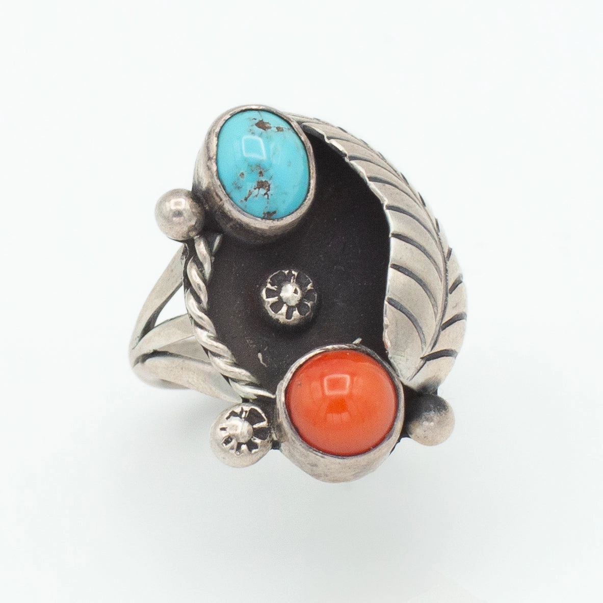 Zoom Focus Retro Vibe Navajo Handmade Sterling Silver Turquoise Coral Ring (Hallmark Unknown) (Size 5.75)