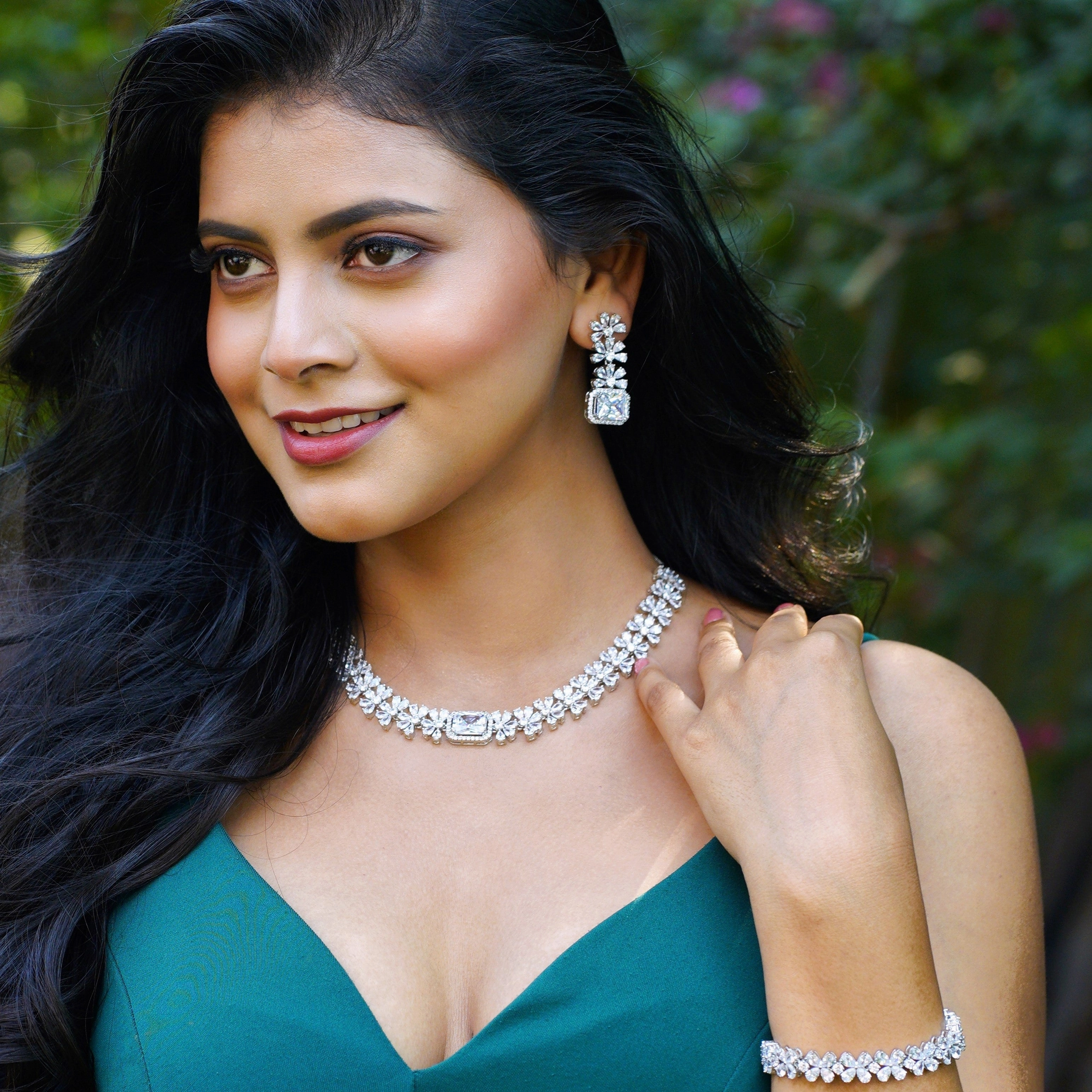 Elegant Outfit Floro emerald necklace