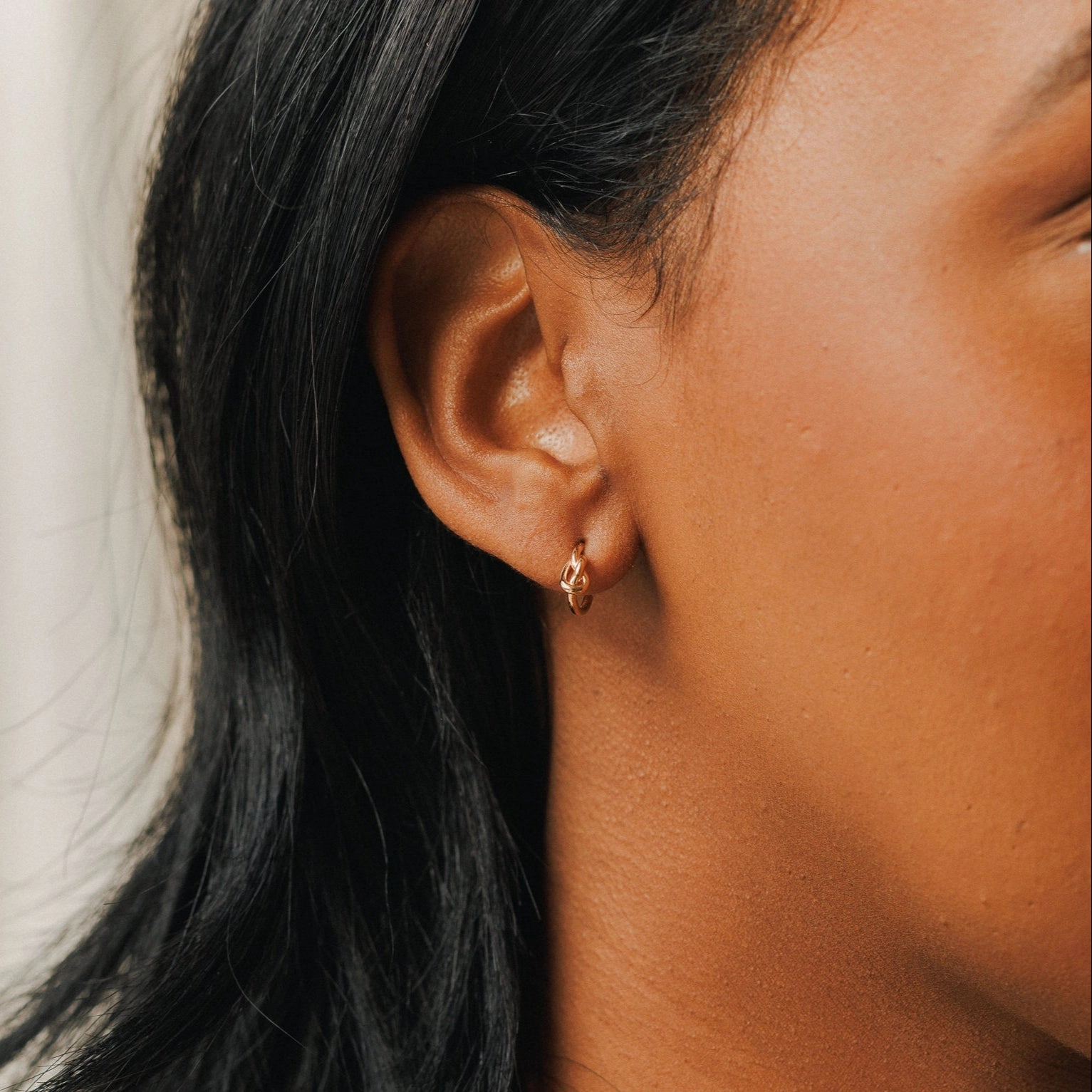 Eternal Knot Huggies Travel Mood Shine In Light