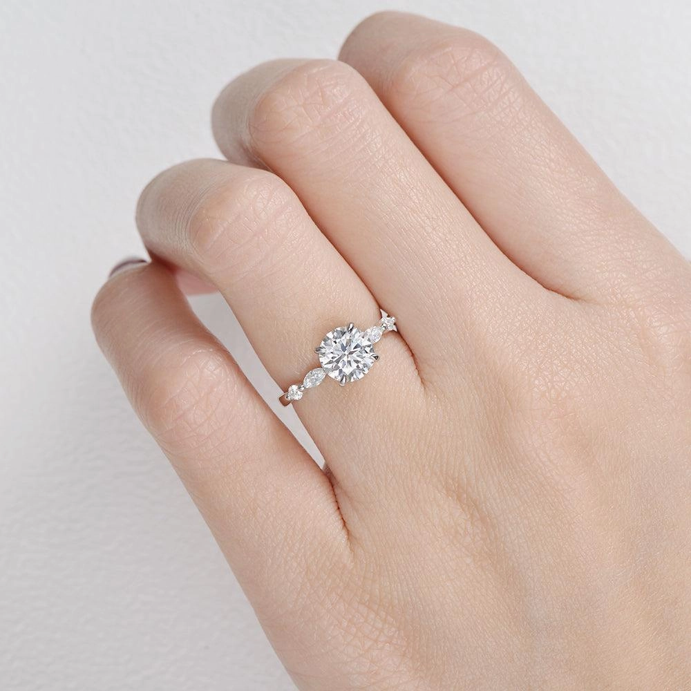Classic Highlight 1.0ct Moissanite White Gold Four Prongs Ring