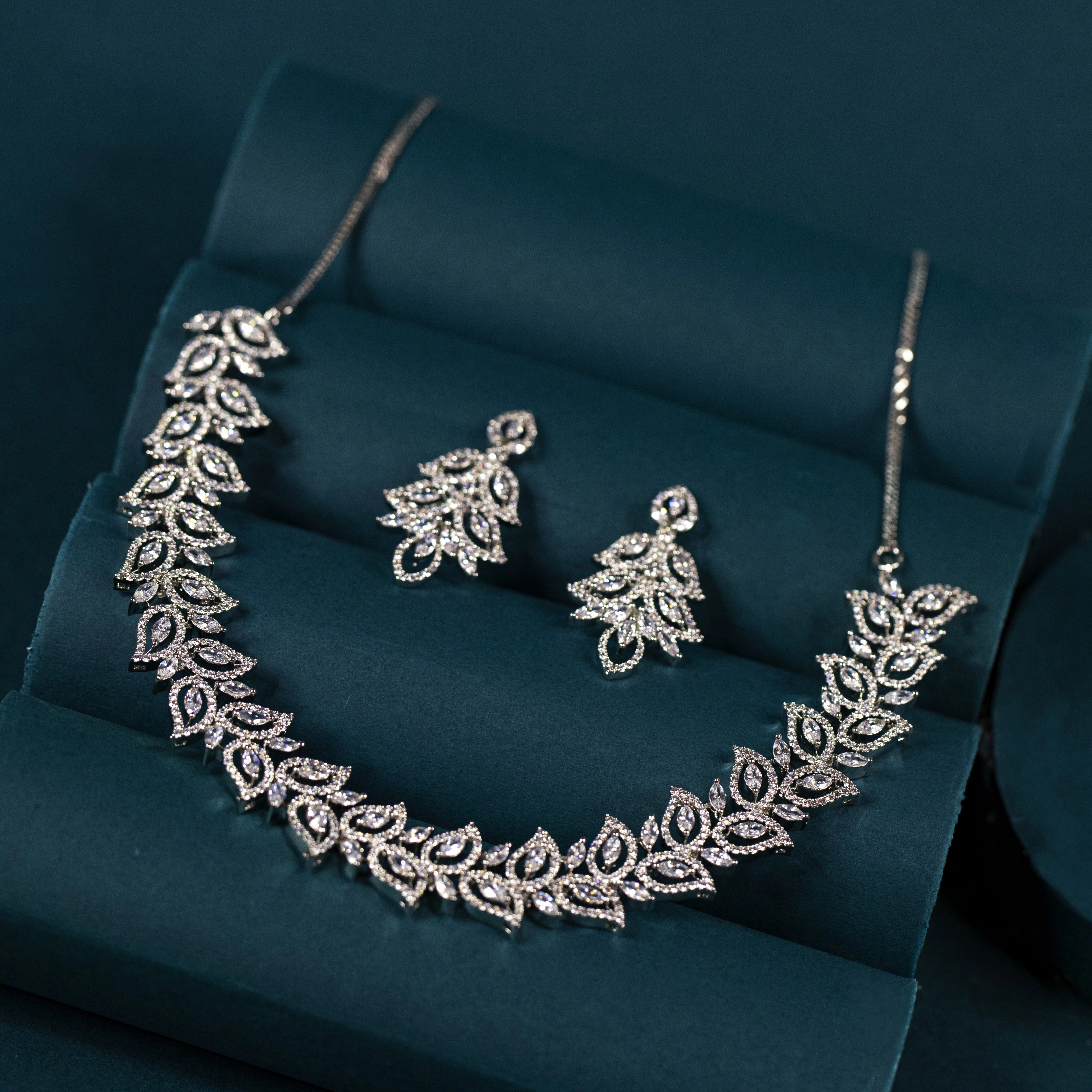 Natura elegance Necklace set Vibrant Shine Look
