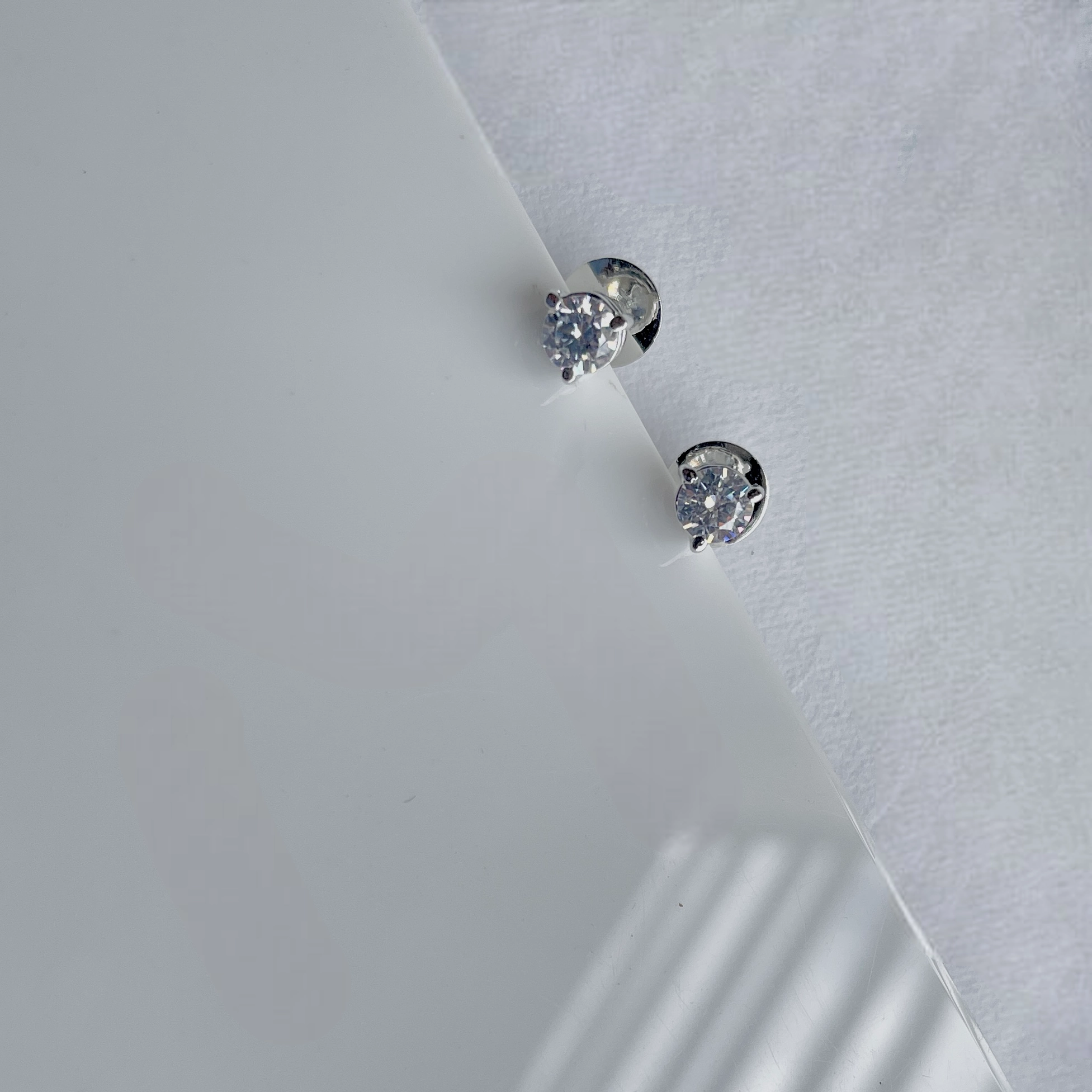 Gen Z solitaire stud Sleek Style All ages
