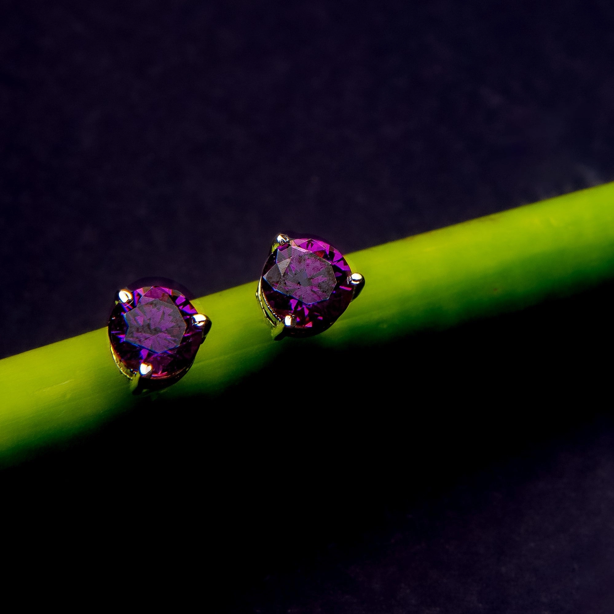 Gen Z solitaire stud Glimmer Accent