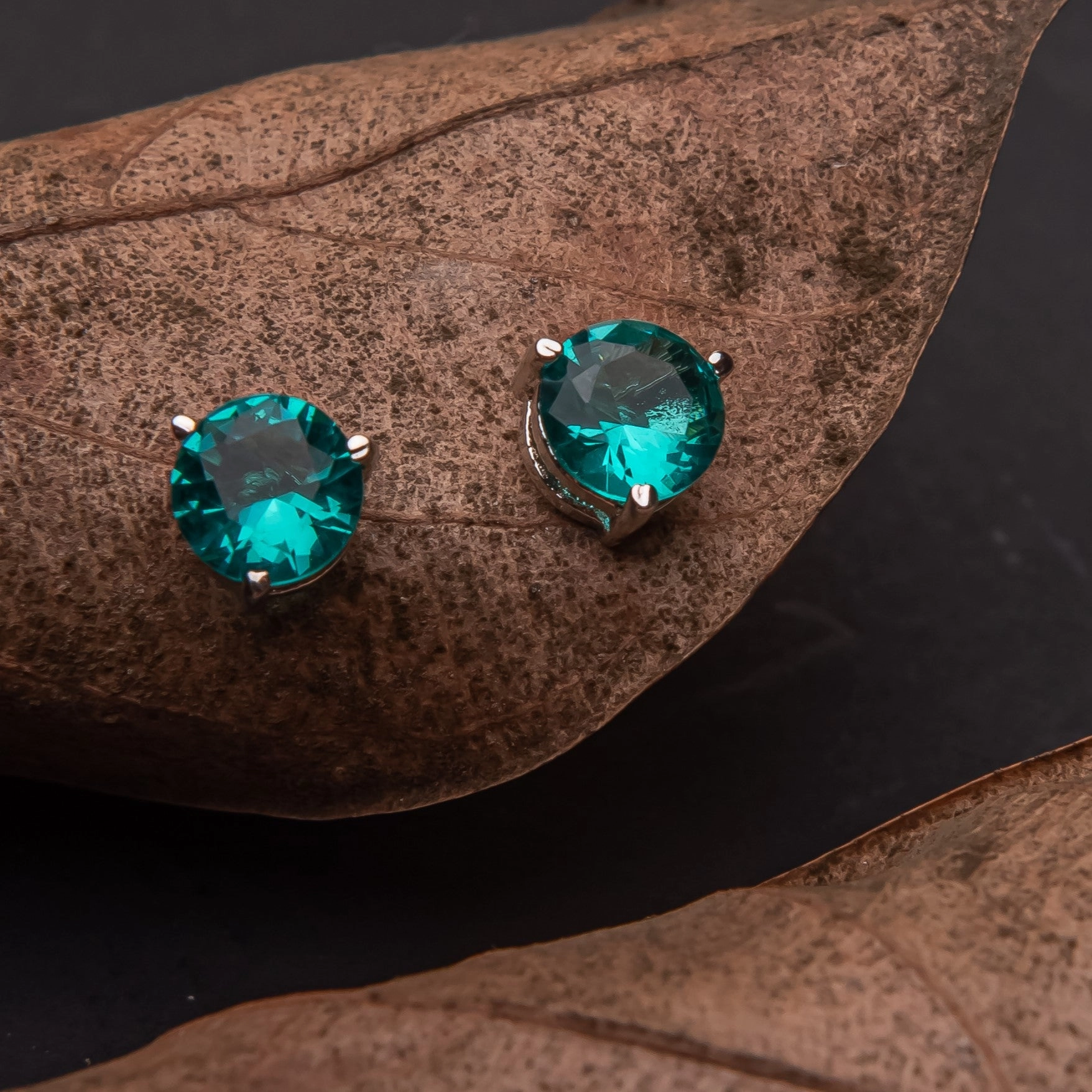 Textured Feature Seasonal Accent Gen Z solitaire stud