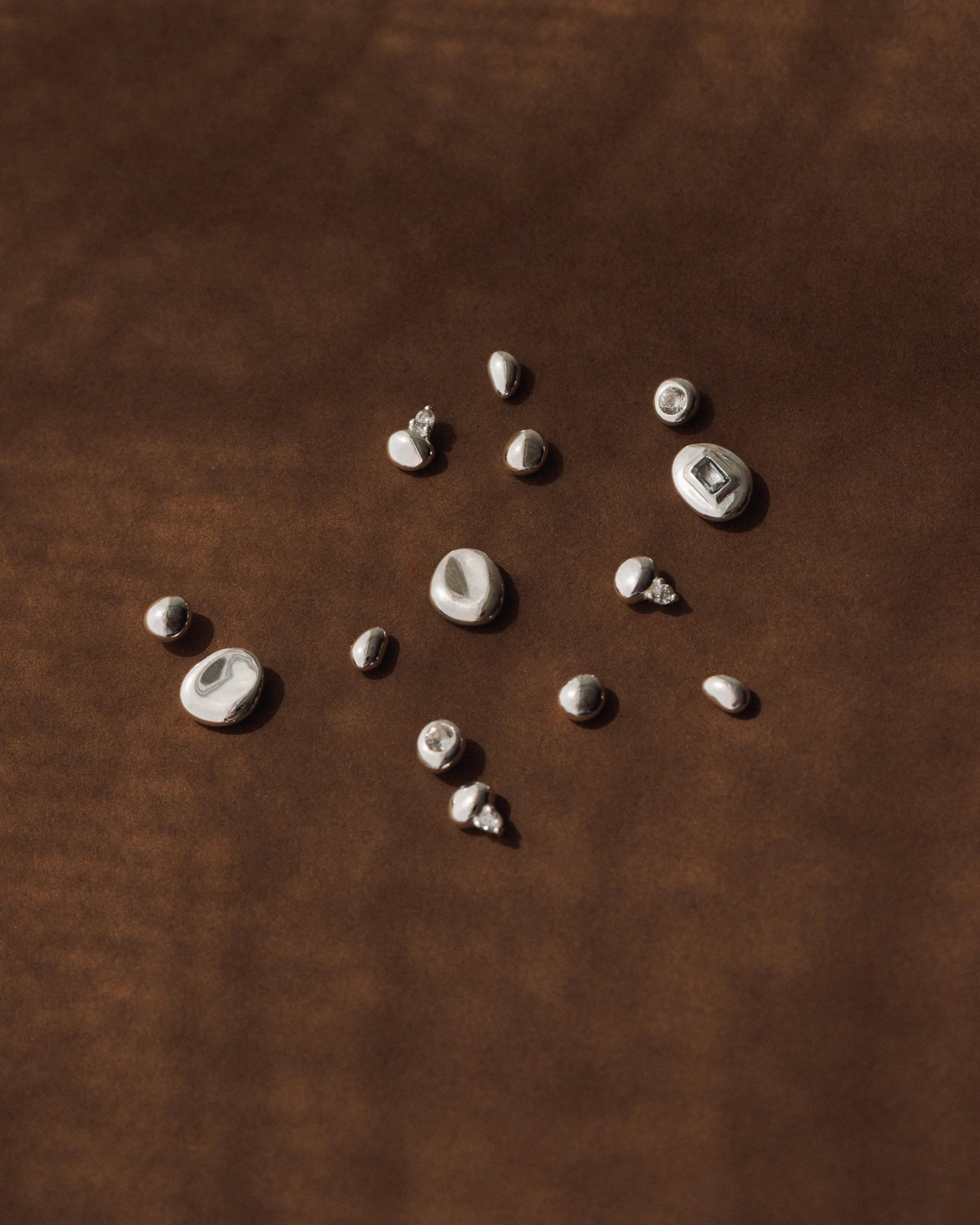 Gleaming Pebble Studs Date Fit Shiny Detail