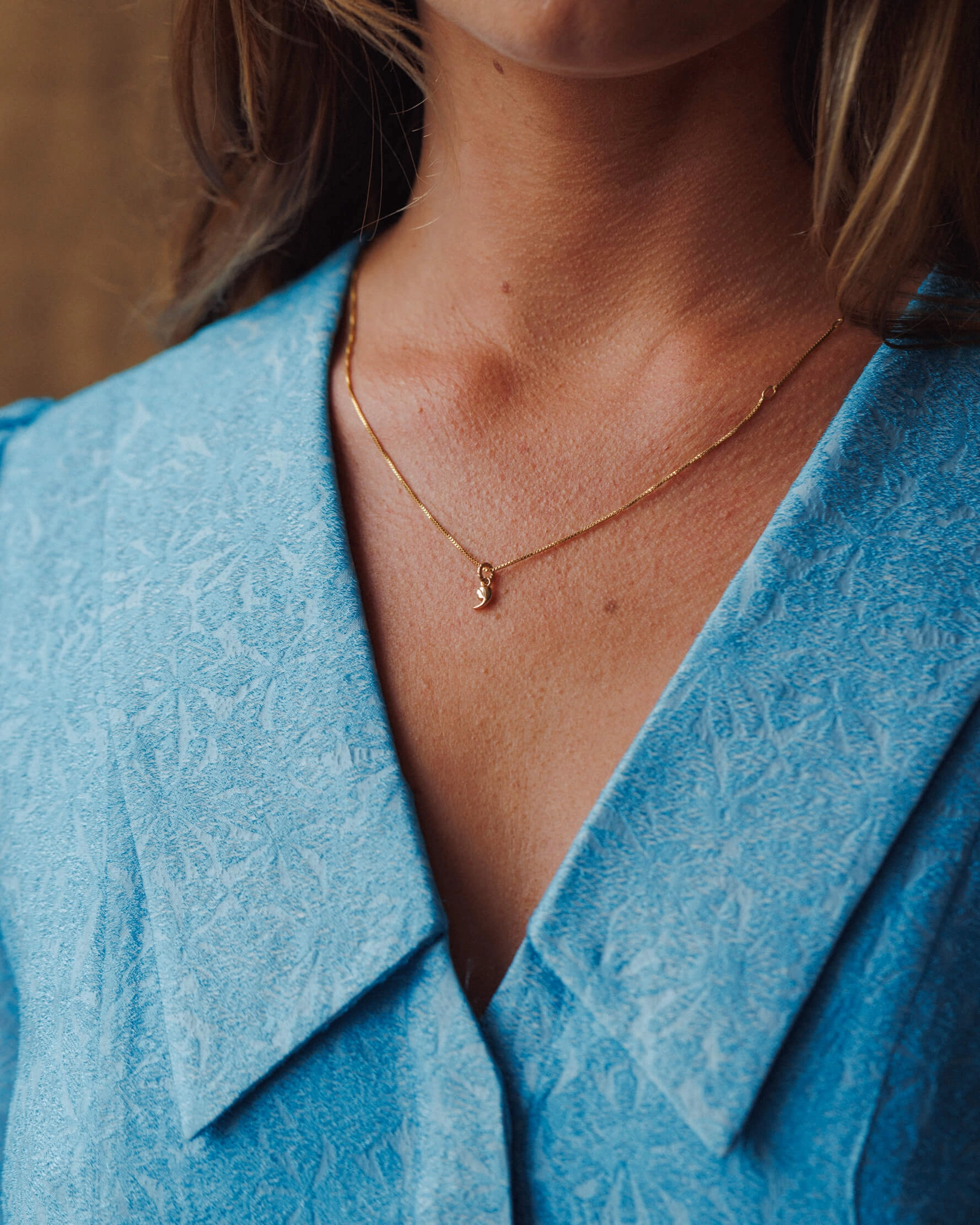 Comma Charm Youthful Twist Sculpted Feature