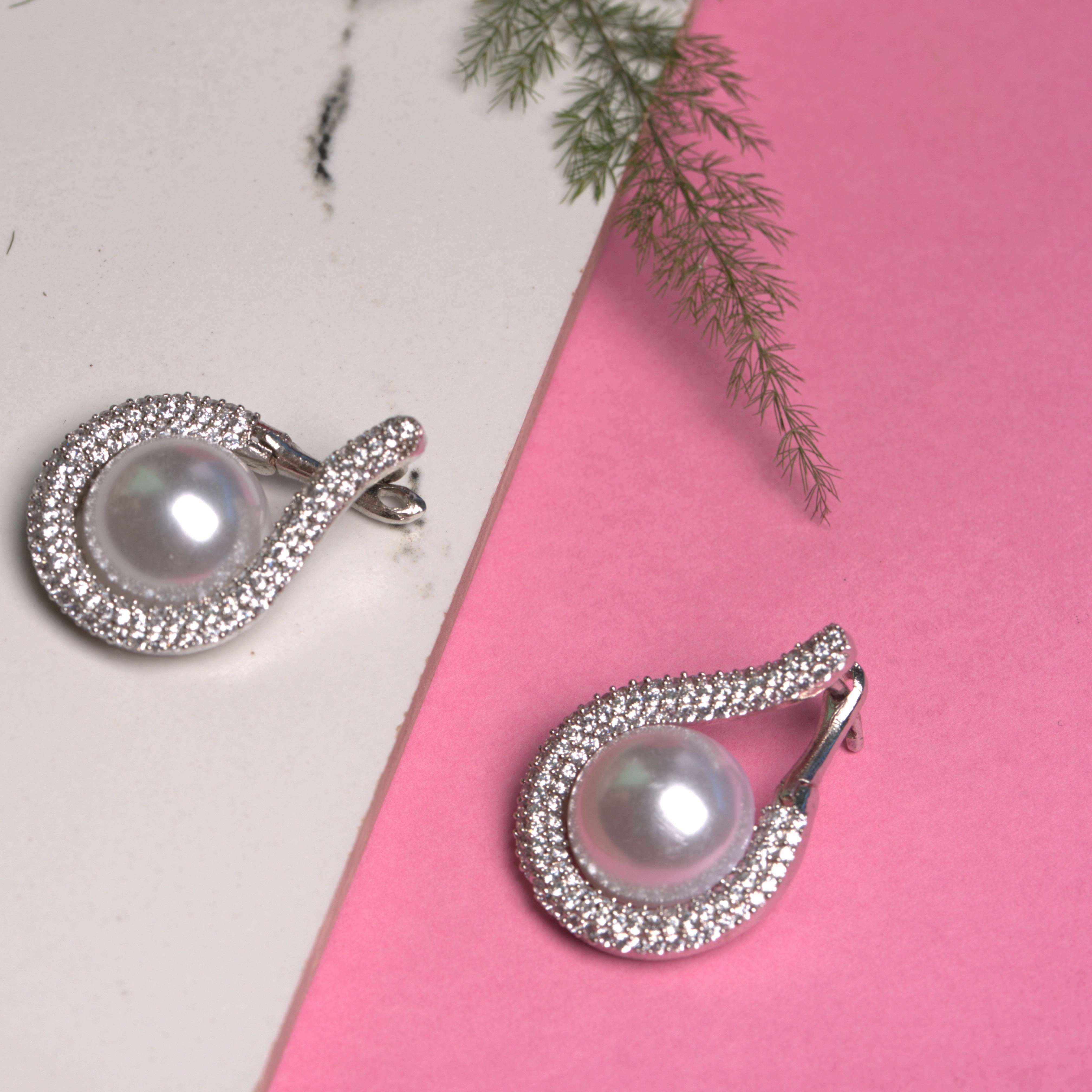 Pearly girl stud earring Glow Touch