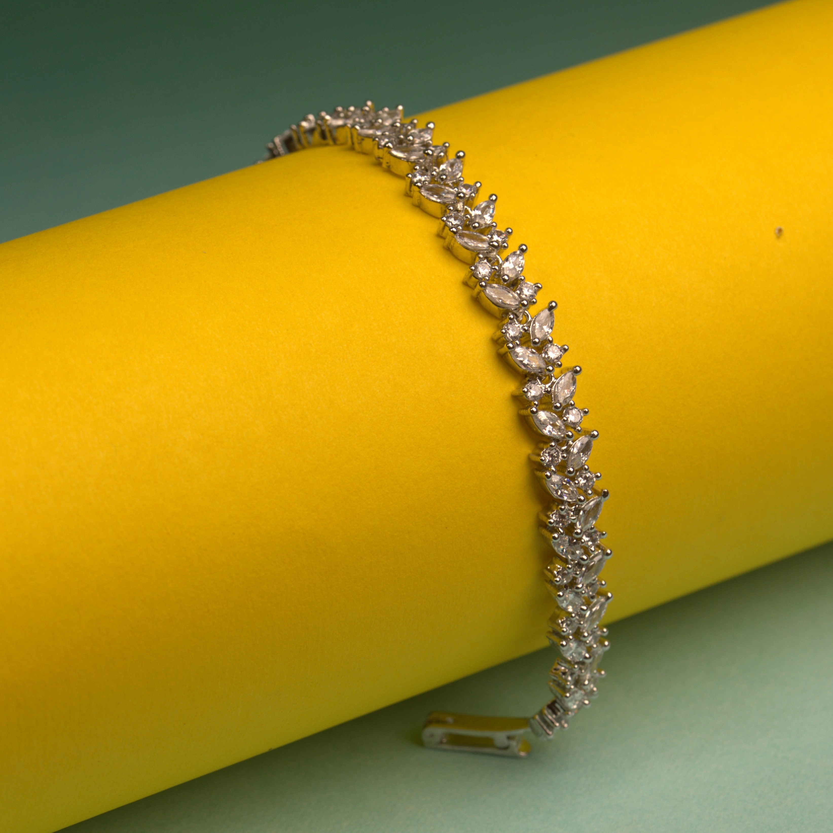 Insignio everyday wristlet Festive Style