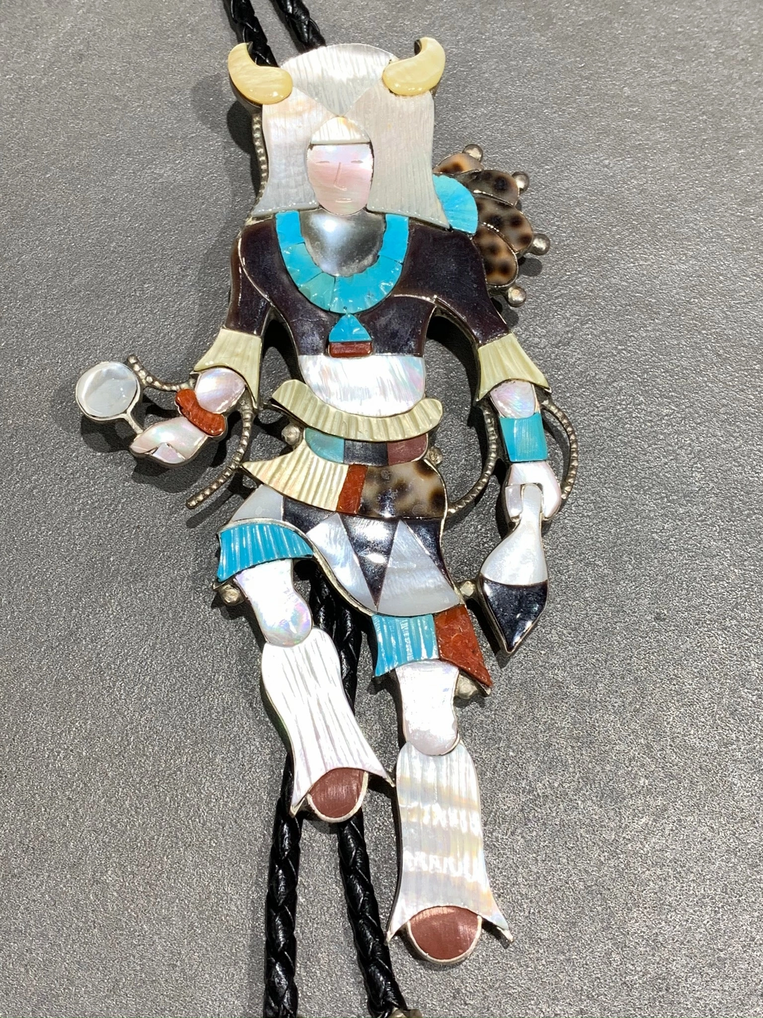 Chic Glance JONATHAN BEYUKA ZUNI INLAY BUFFALO STERLING SILVER BOLO W STAND