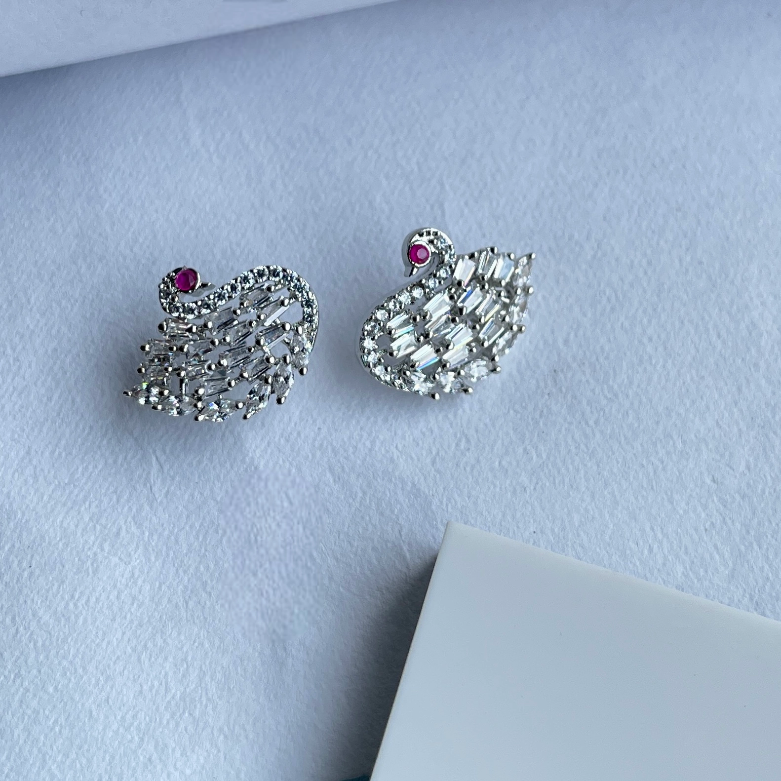 Swan crystal stud earring Rich Shine Bold Pop