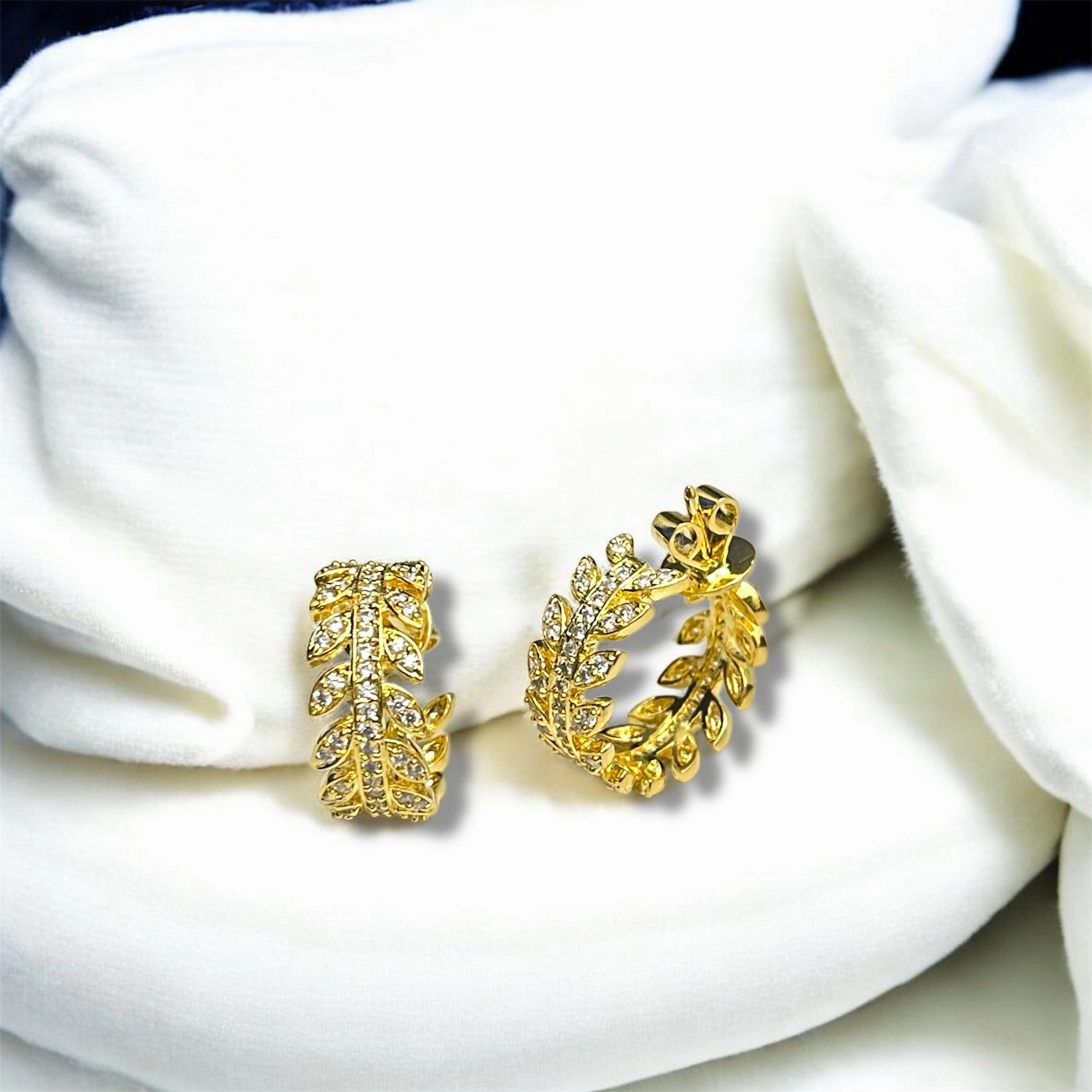 Leafy diamond loop Gleaming Sparkle Modern Detail