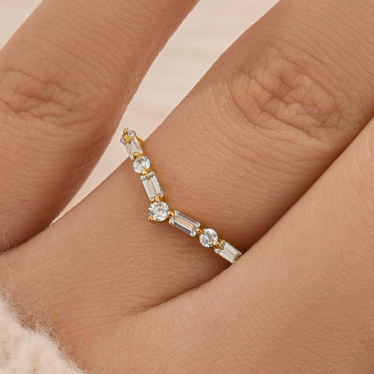 Louily Exclusive V-shaped Design Half Eternity Wedding Band Vivid Glow