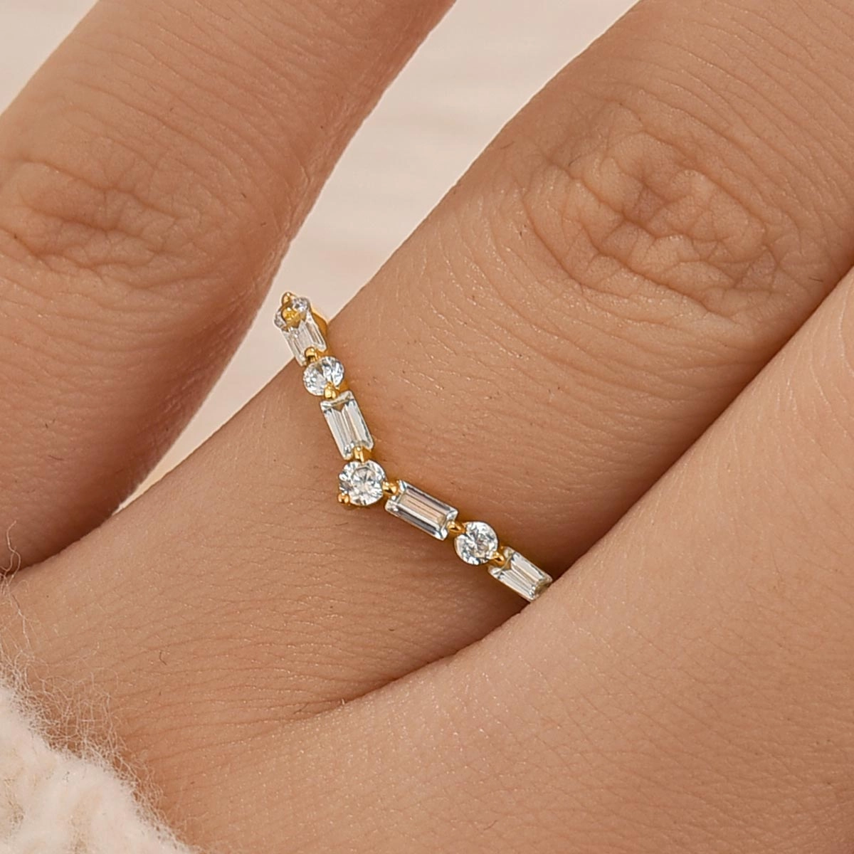 Louily Exclusive V-shaped Design Half Eternity Wedding Band Fresh Detail Charming Jewelry Design