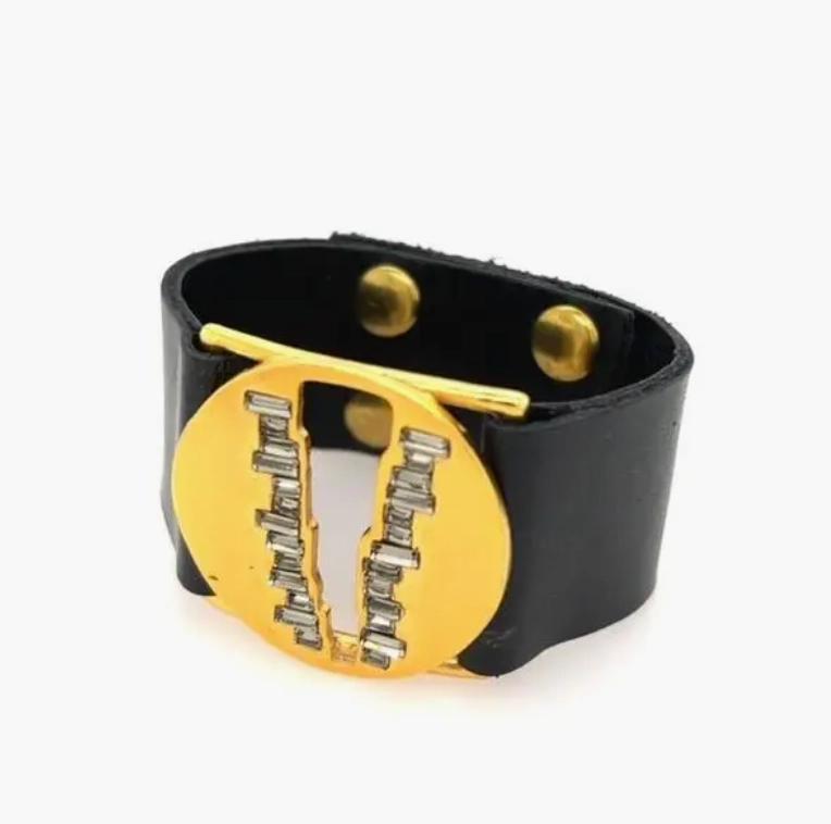 Sudden Sensation Vibrant Personality V Cut-Out Baguette Leather Bracelet - 18K Gold Finish