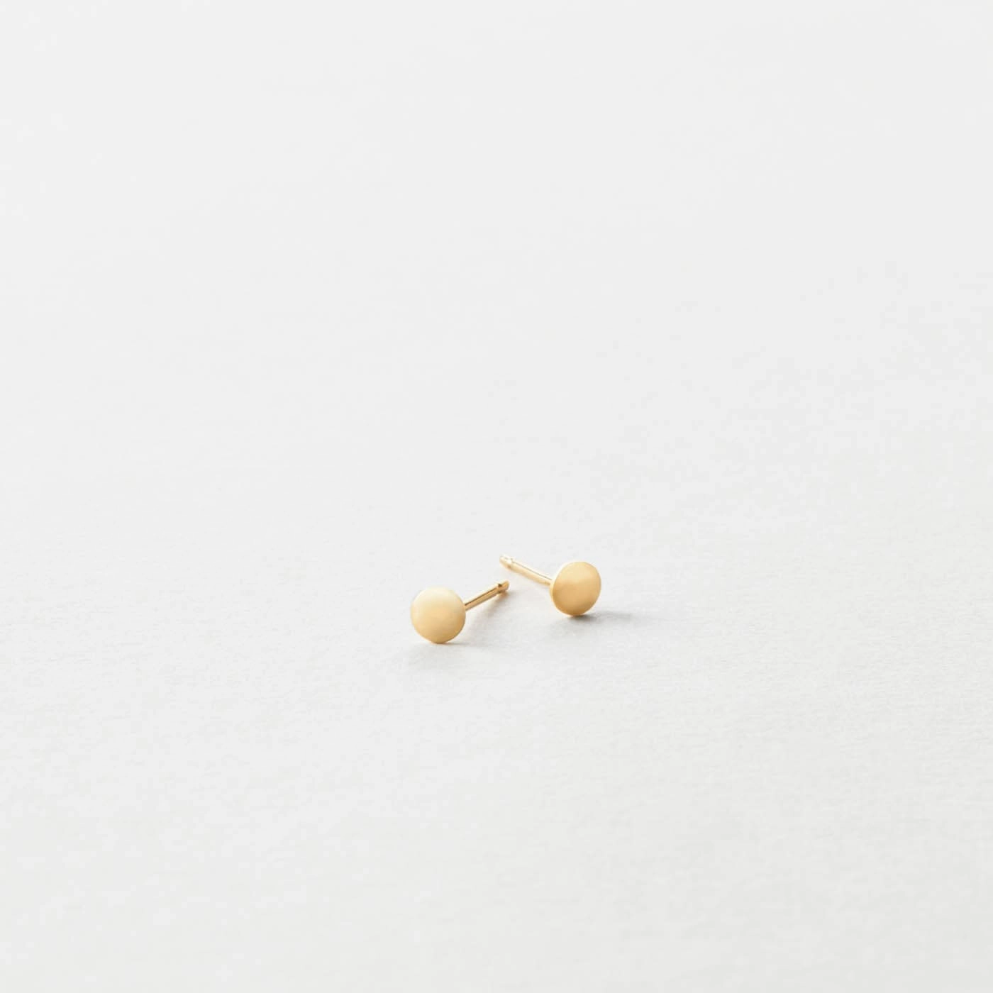 Marta Studs Glossy Look Timeless Look