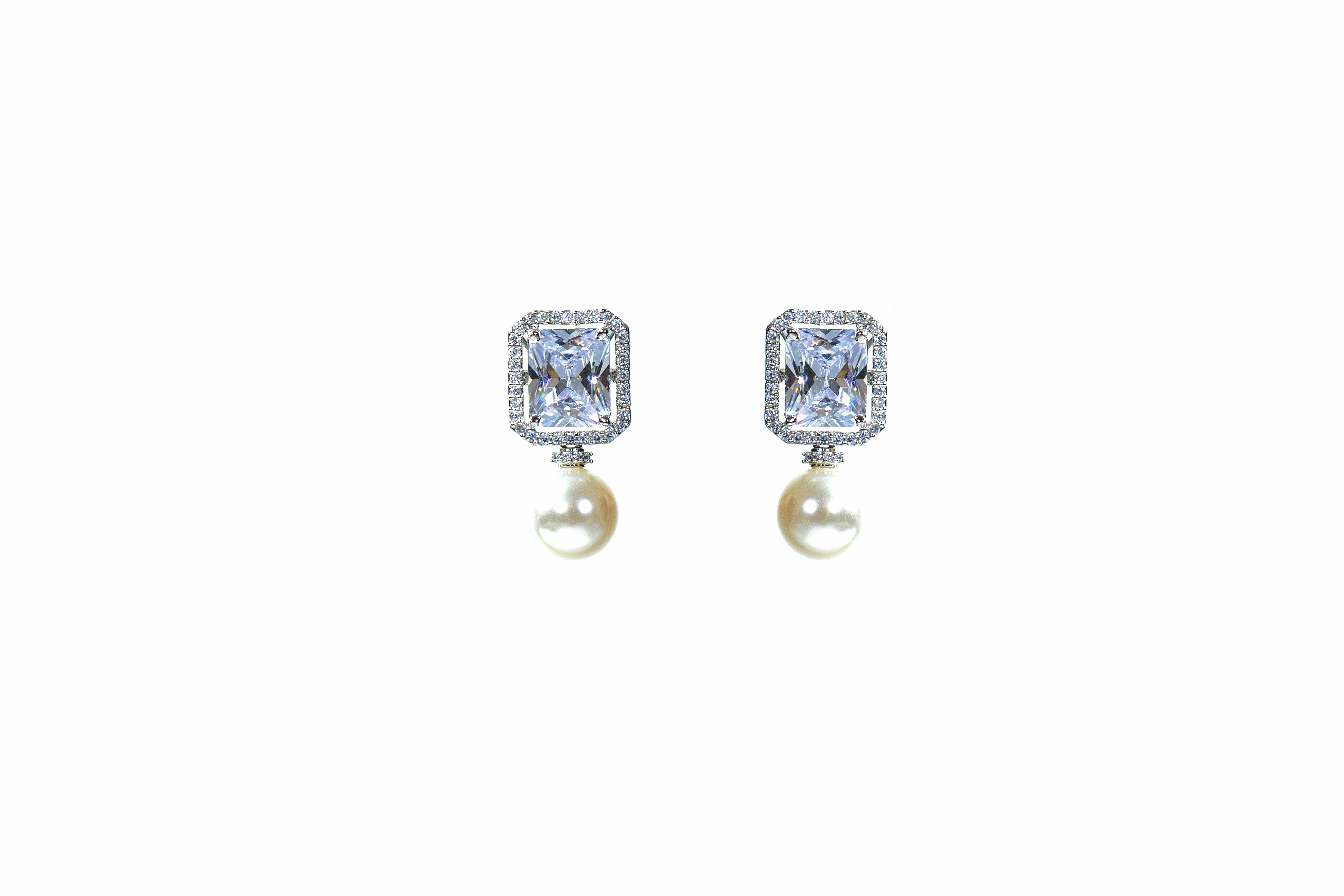Minimella pearl everyday stud earring Chic Shape Special Edition