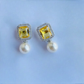 Photo Focus Weekend Detail Minimella pearl everyday stud earring