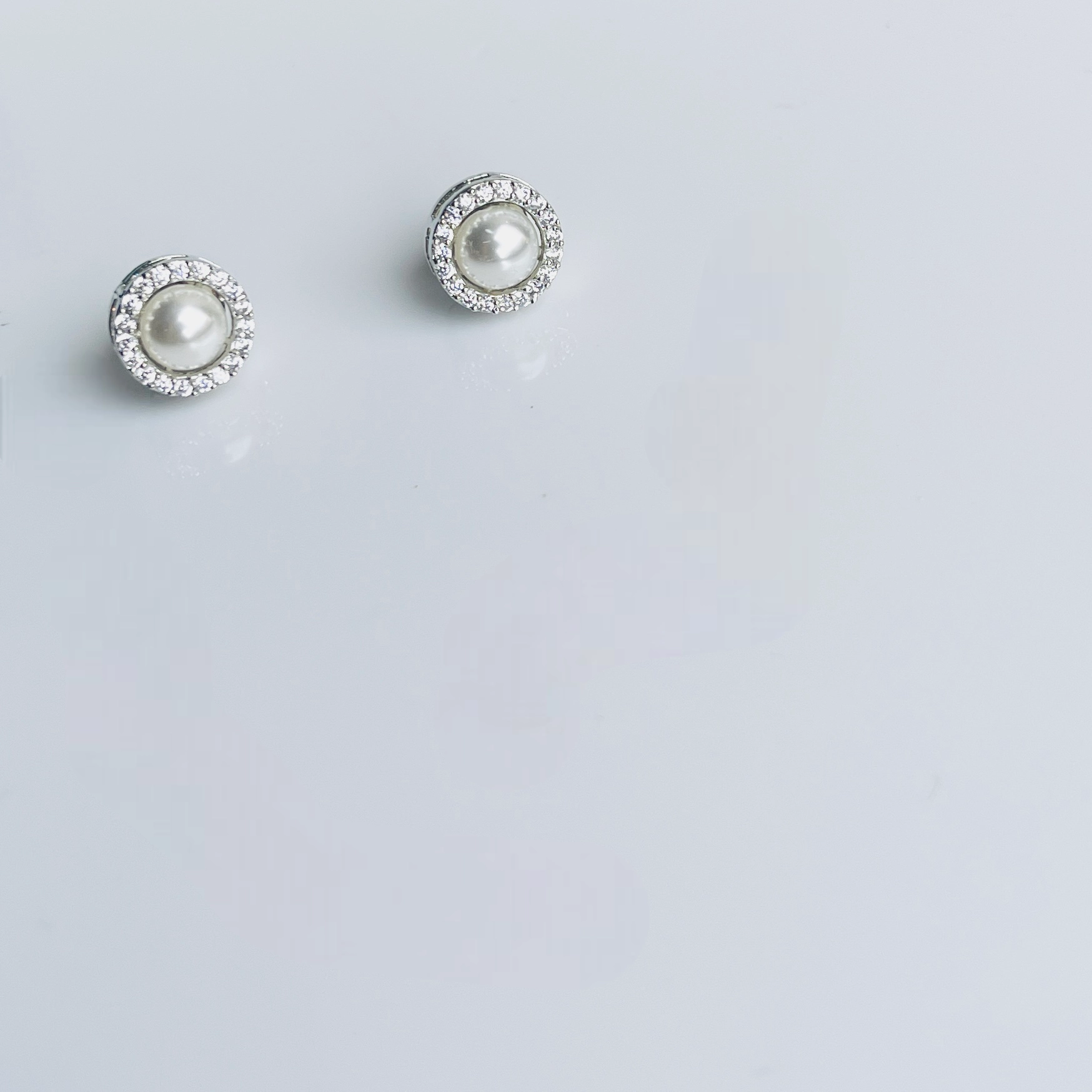 Pastel Light Minimella pearl zircon stud