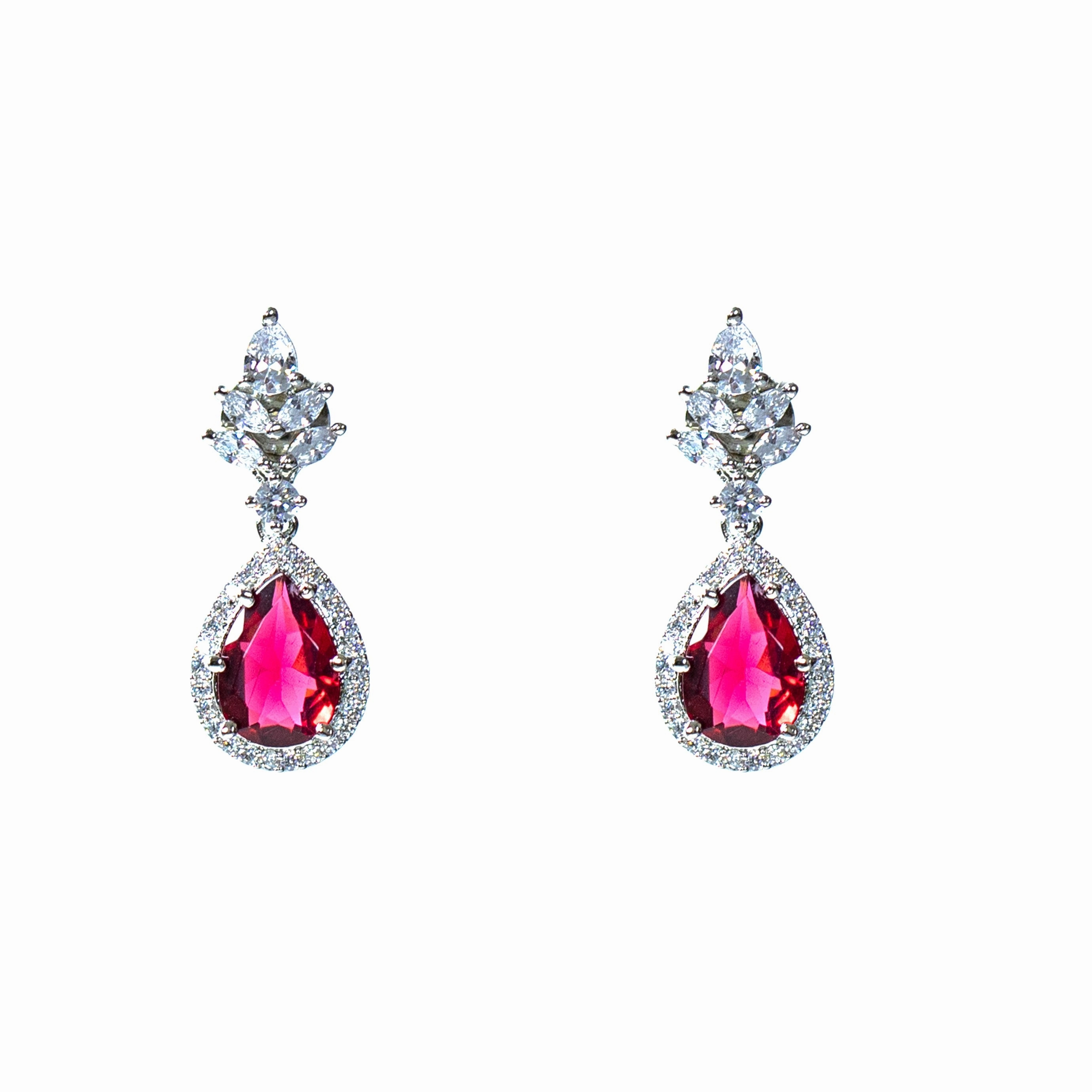 Everyday Feature Effortless Look Minimello pear zircon earring.