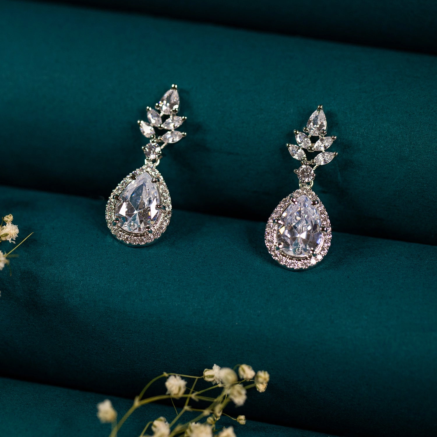 Minimello pear zircon earring. Dramatic Touch Seasonal Finish