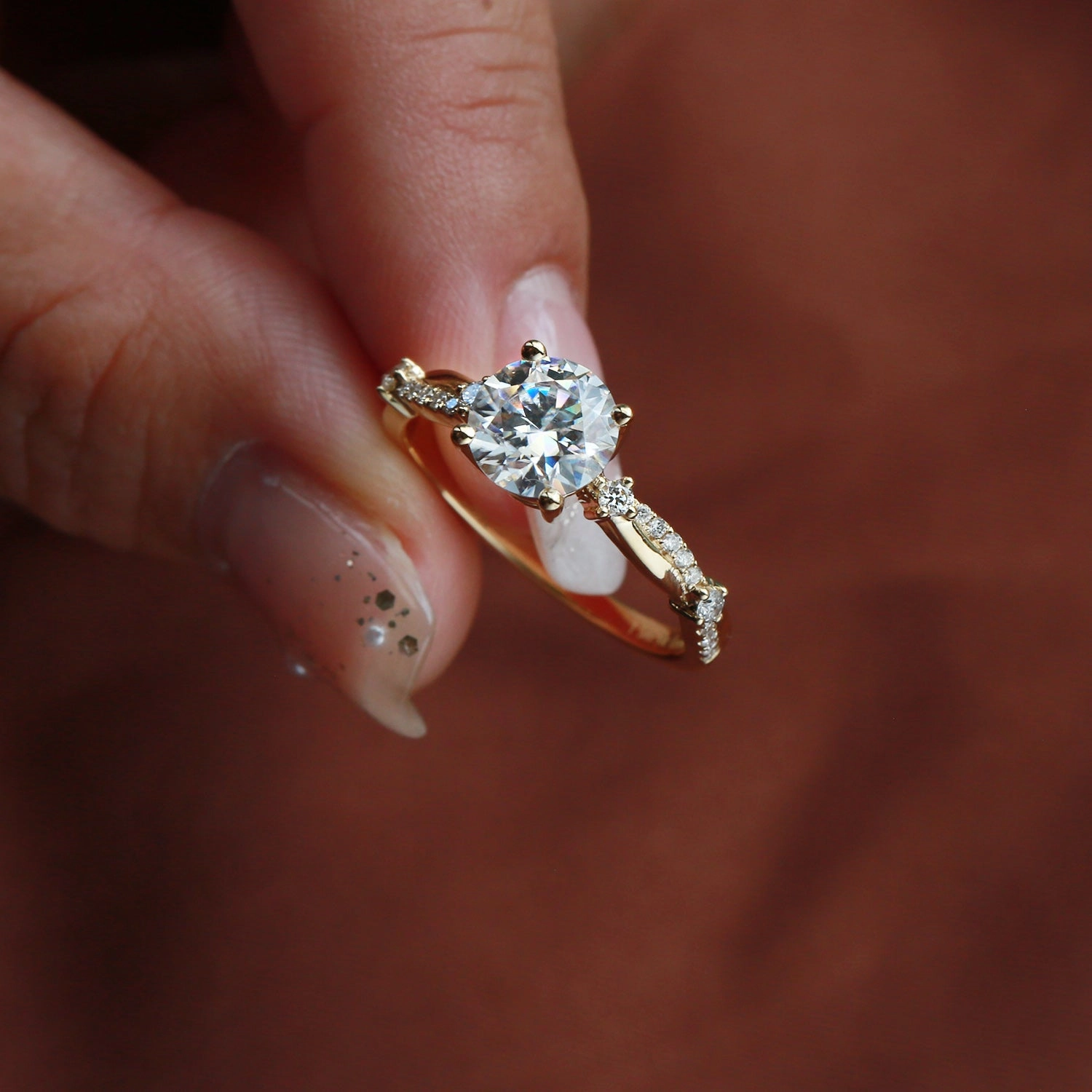 1.0ct Round Cut Moissanite Twisted Solitaire Ring Fashion Form