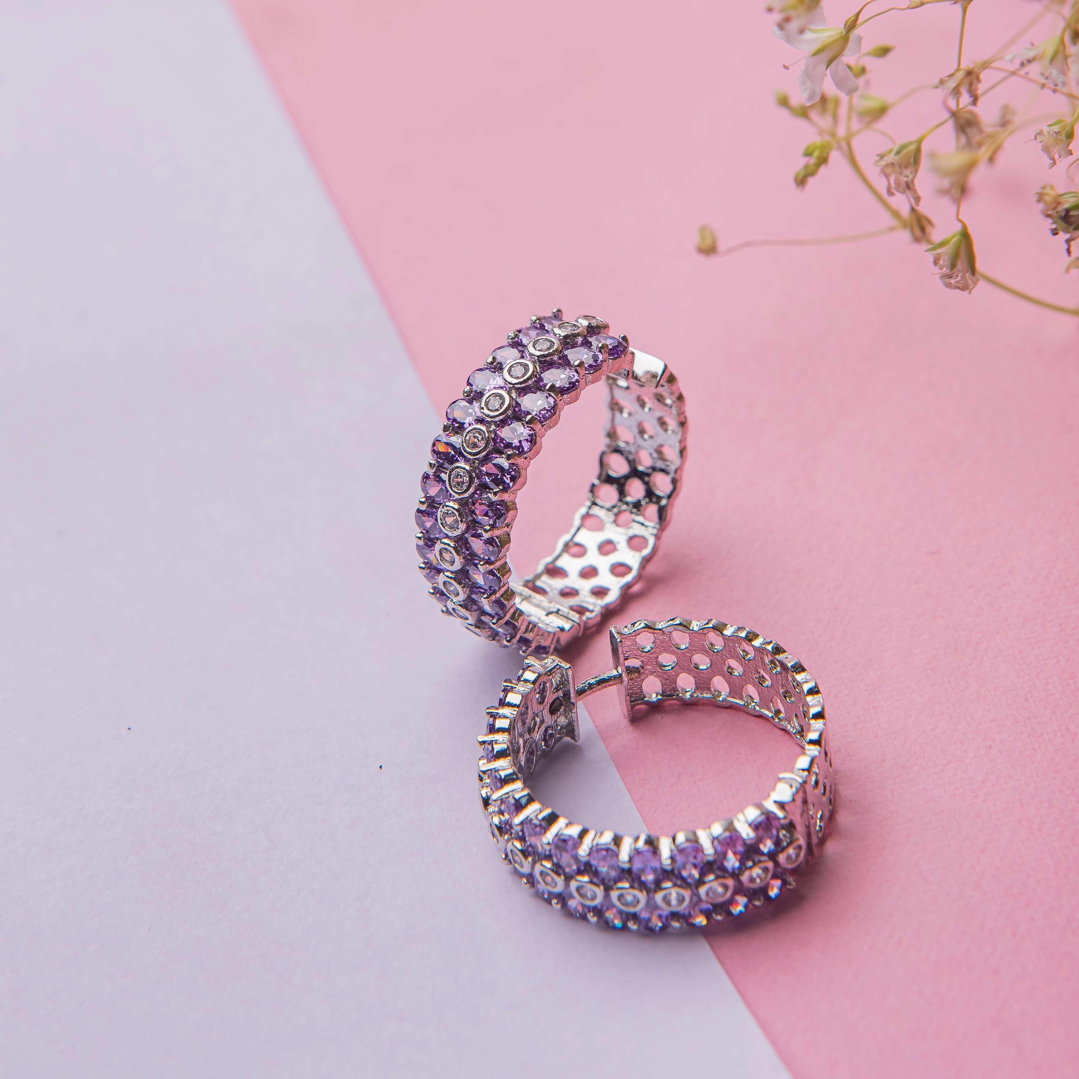 Mystical oval solitaire loop Premium Detail Seasonal Favorite