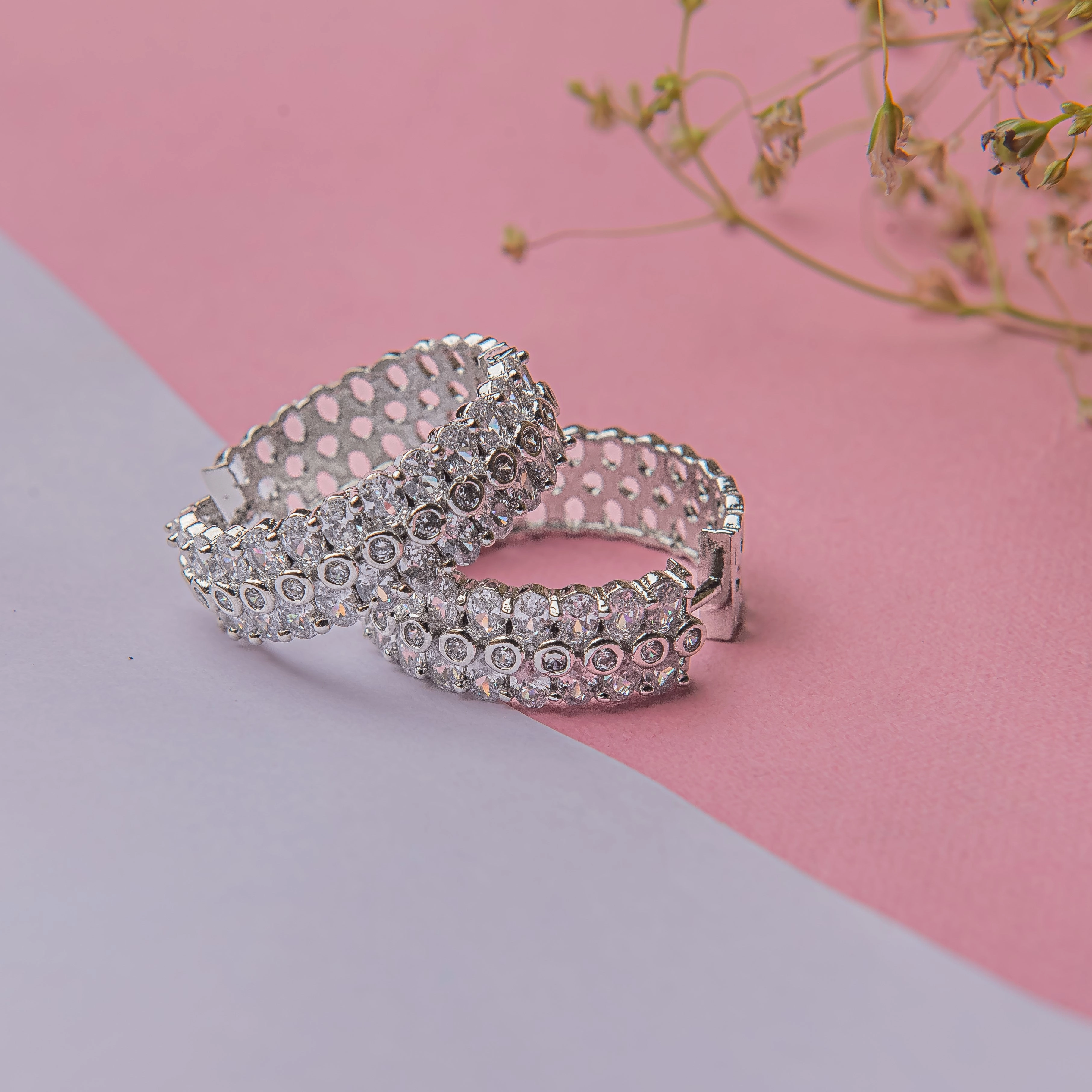 Mystical oval solitaire loop Understated Feature Timeless Impression