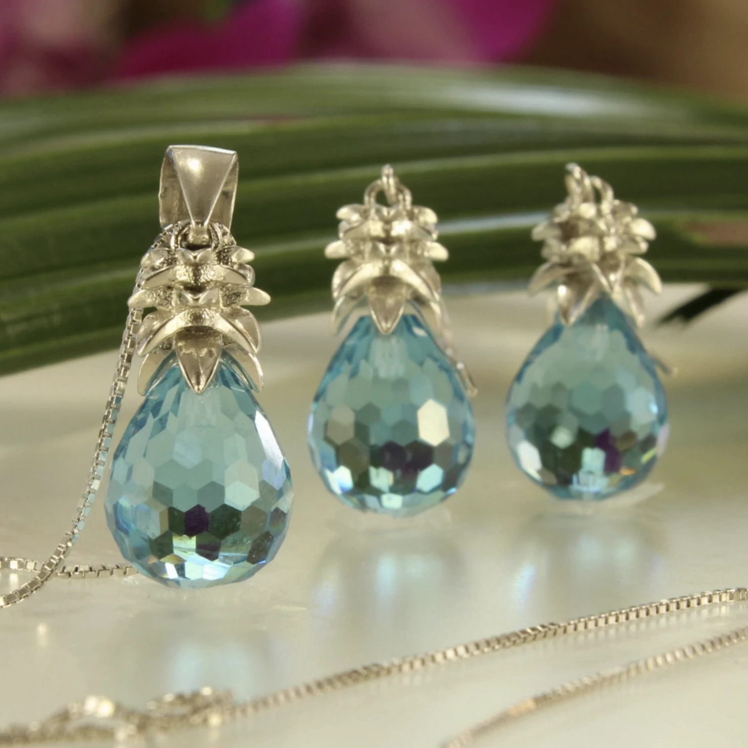 Heart-Shaped Ornament Exquisite Must-Have Nani Crystal Pineapple Earrings & Pendant Set