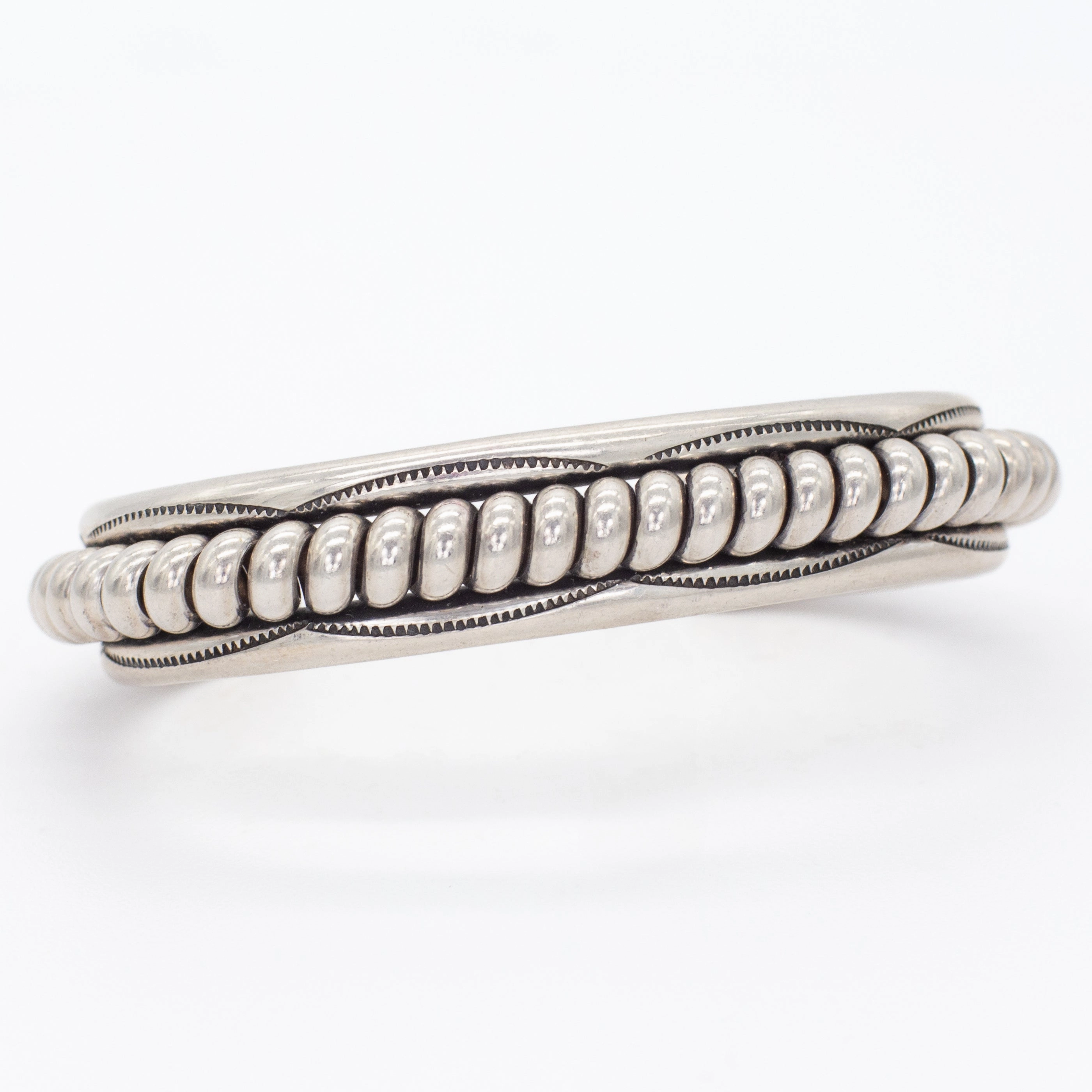 Navajo Handmade Sterling Silver Cuff Bracelet (Hallmark: Tahe) Dynamic Highlight