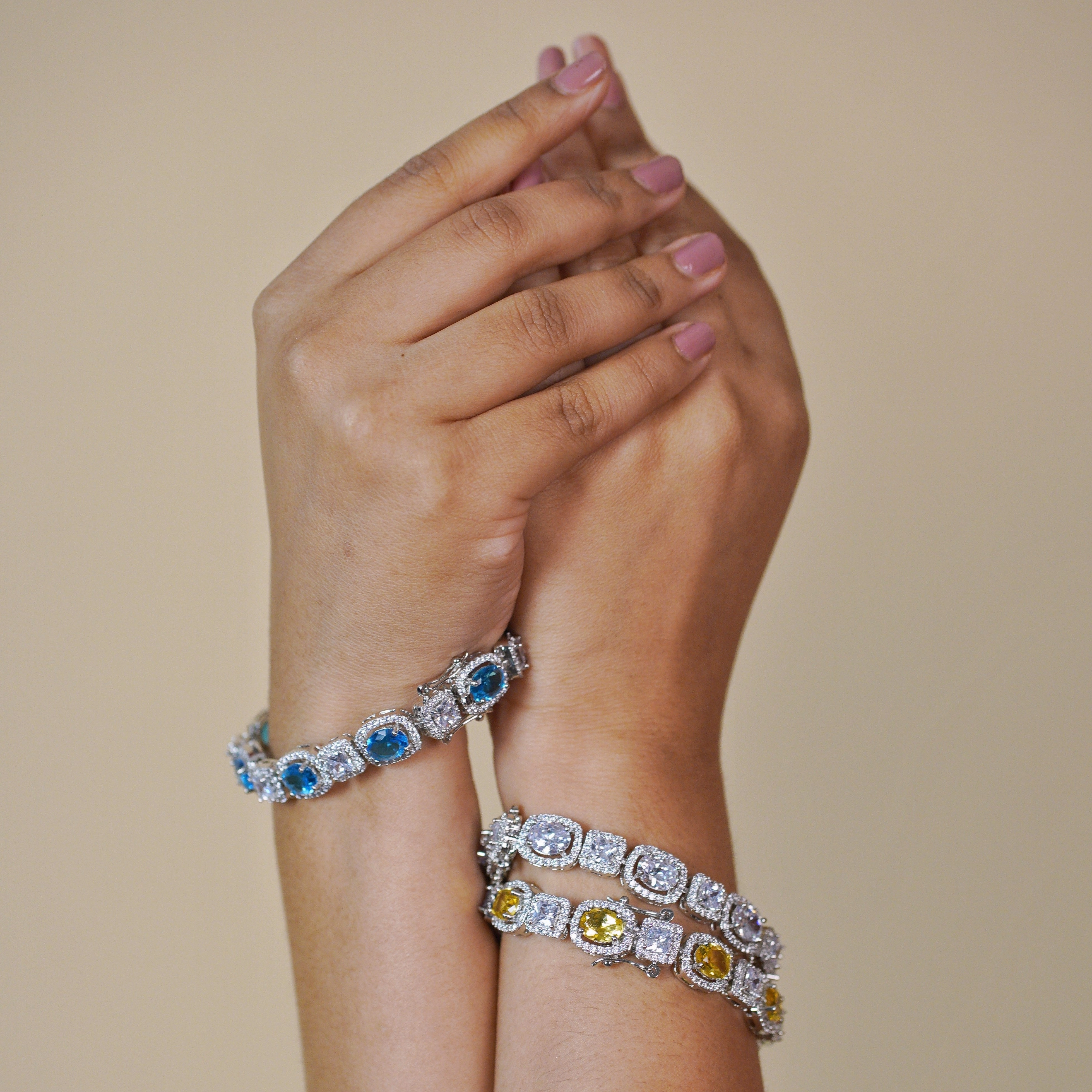 Trendy Touch Understated Form Oval exotica tennis bracelet