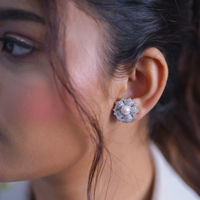 Minimal Piece Pearl floral stud