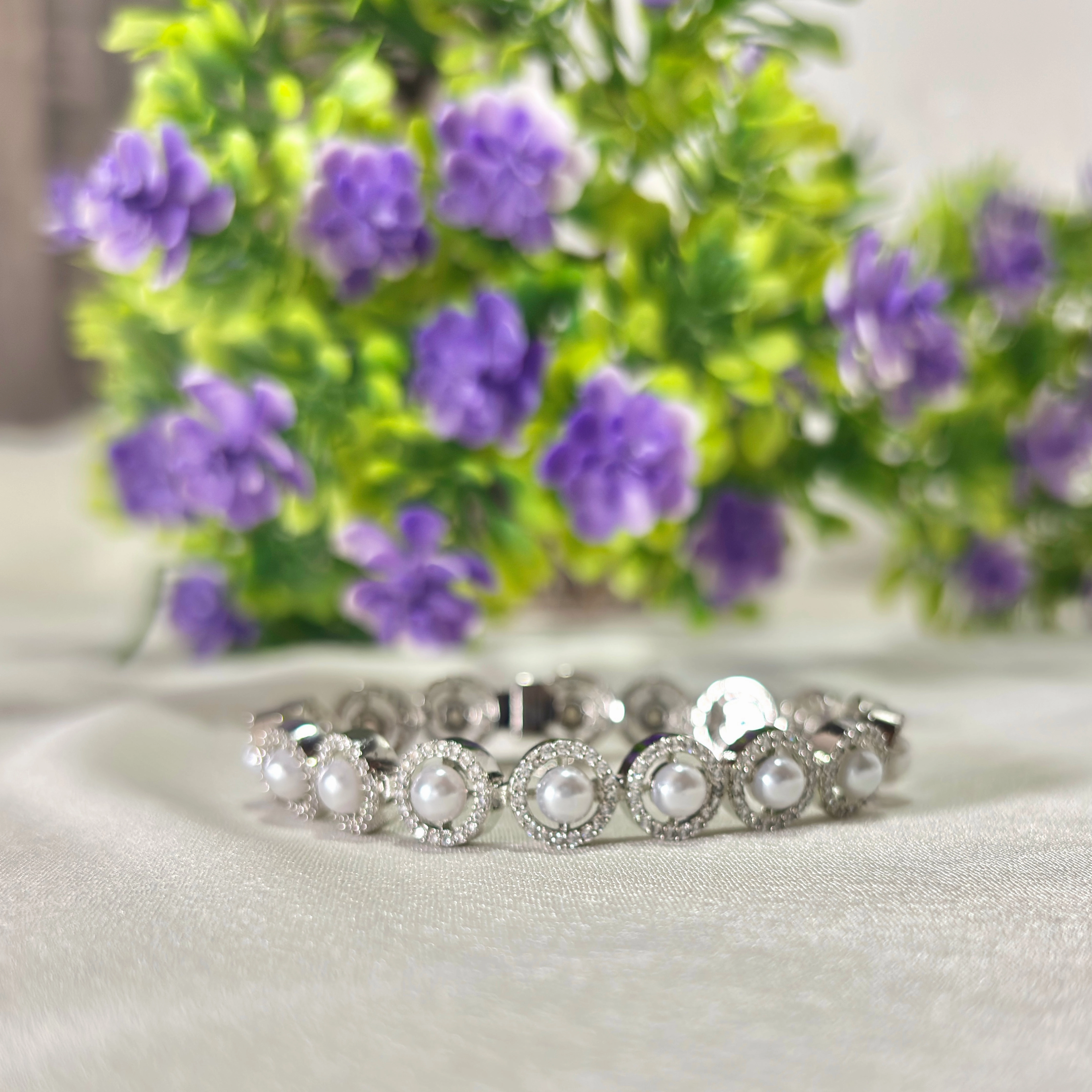 Pearl glaze tennis bracelet Opulent Detail