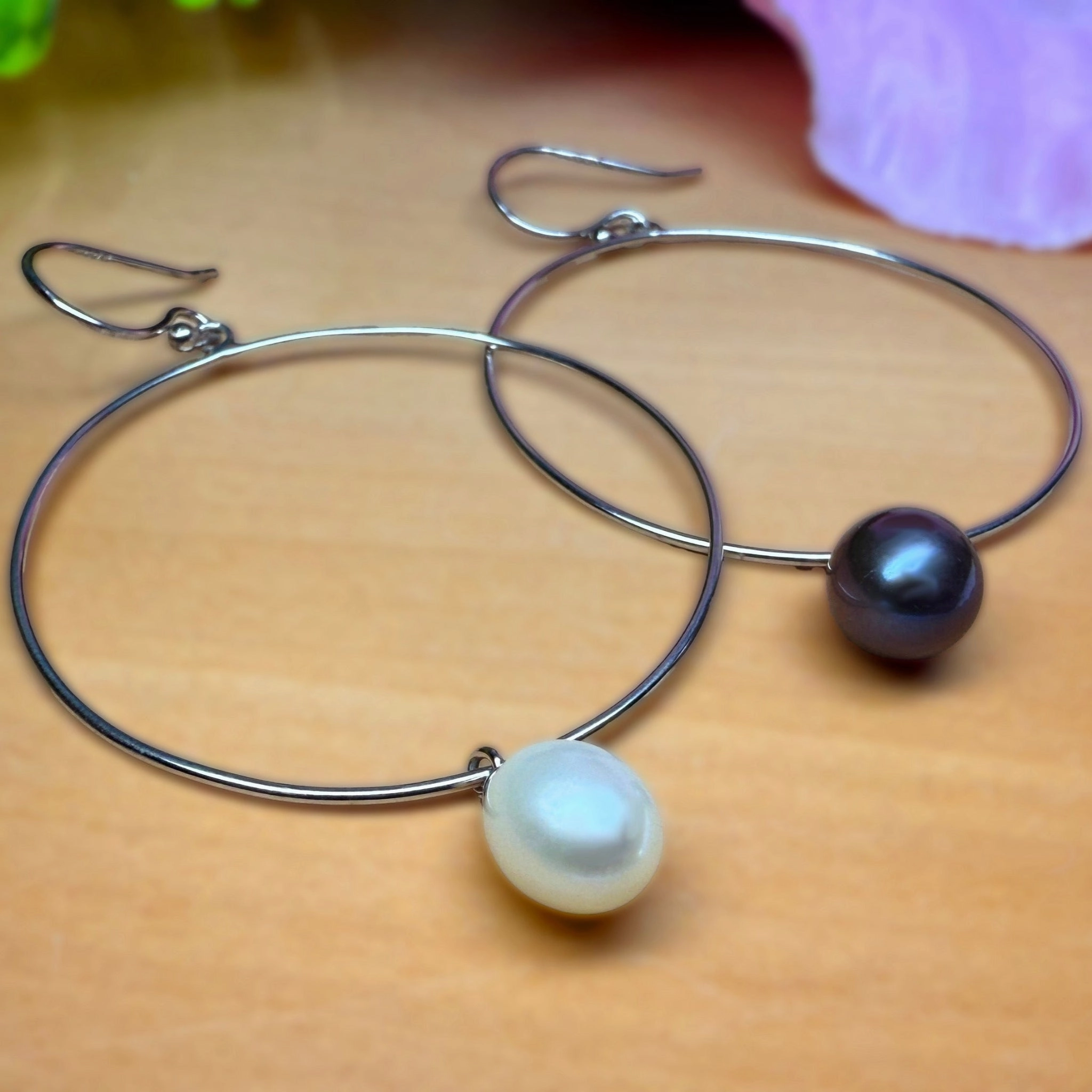 Shiny Feature Petite Adornment Poai Pearl Hoop Earrings