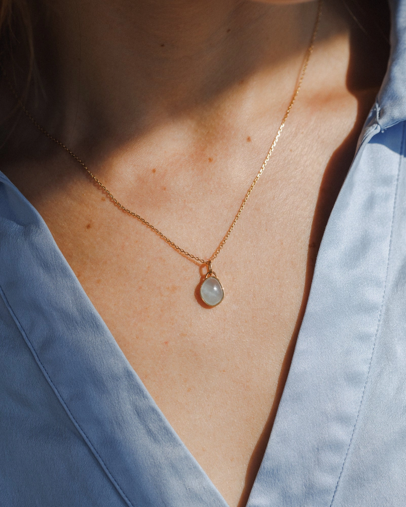 Camera Mood Shimmer Light Solid Gold Mirage Necklace