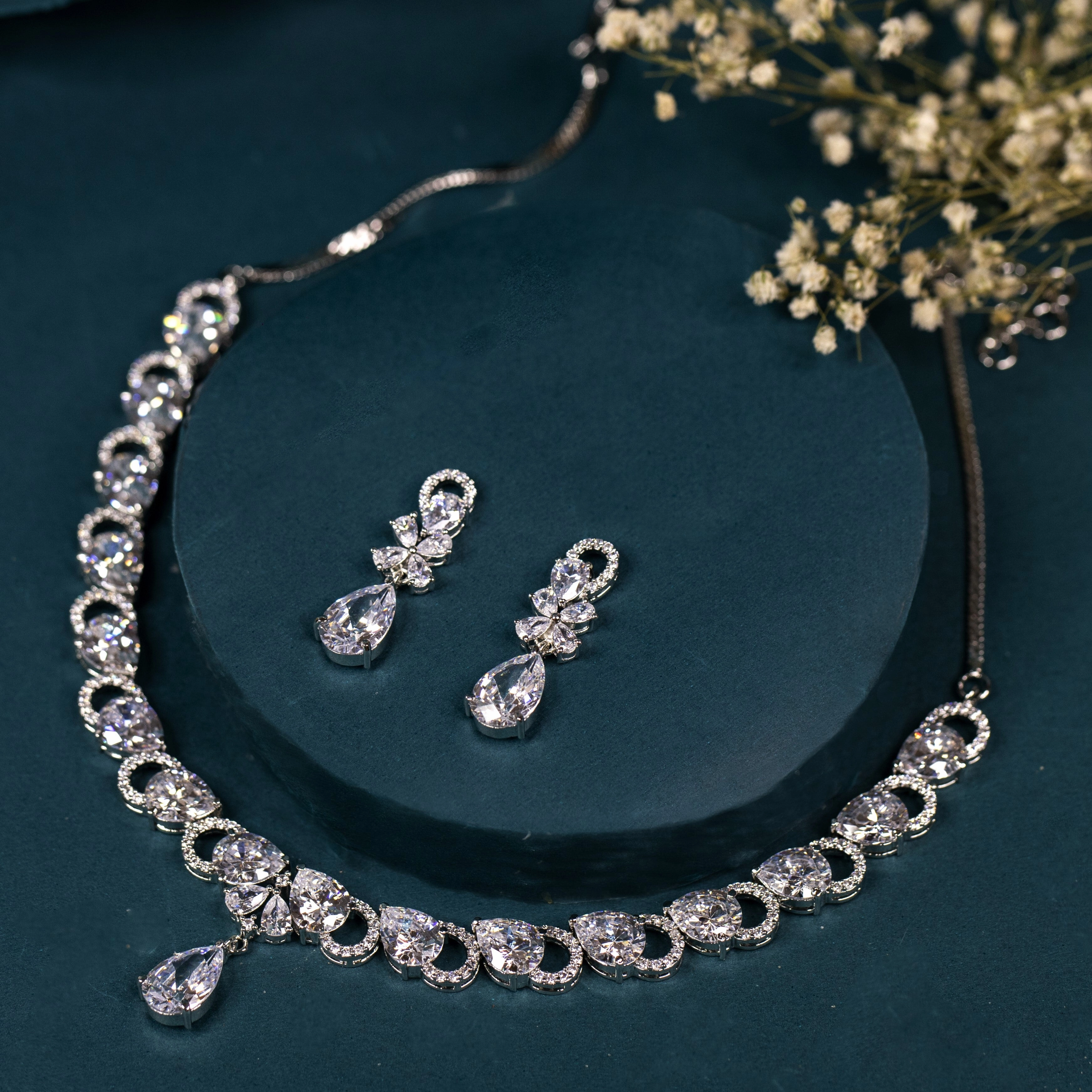 Pearto edge zircon necklace set Spark Ready Favorite Accent