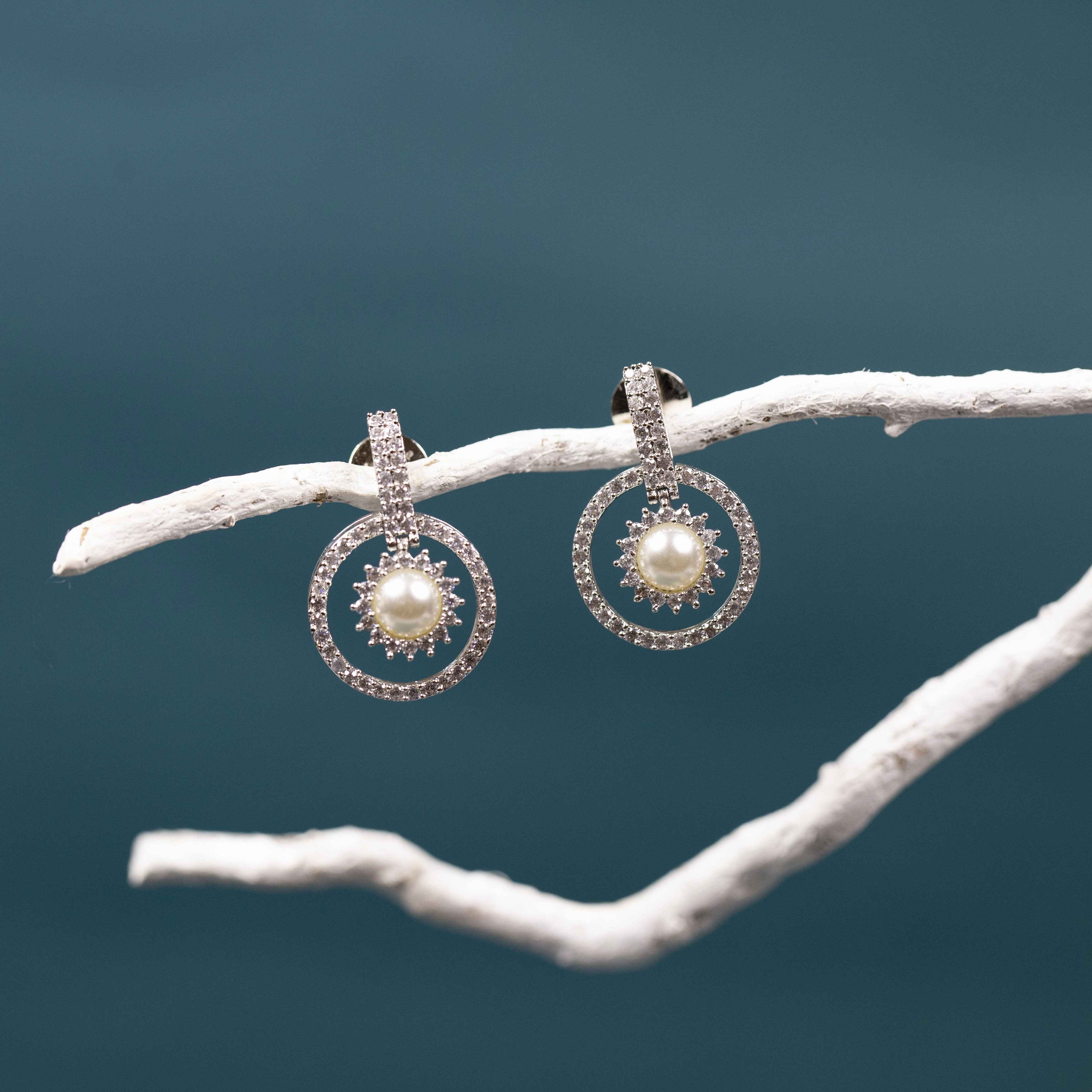 True Shine unique touch Sparklo pearl earring