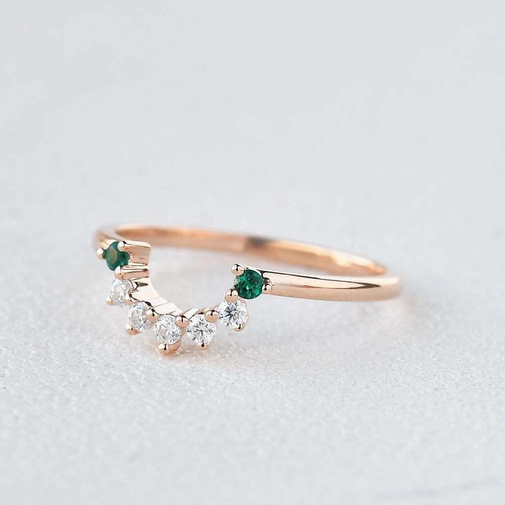 Round Cut Emerald & Moissanite Curved Band Ring Distinctive Detailing Feminine Light