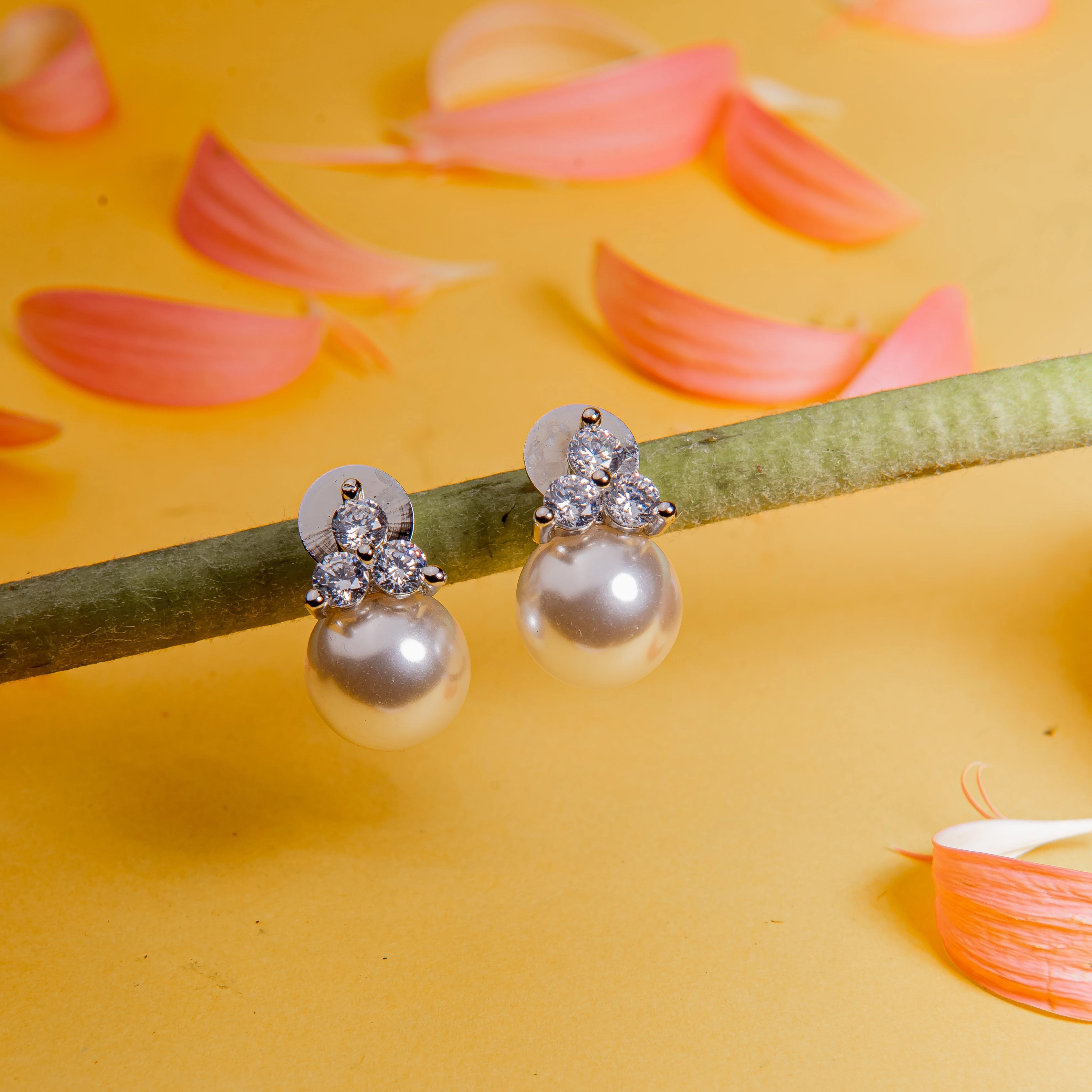 Pure Highlight Precious Pieces Mini bling pearl stud earring