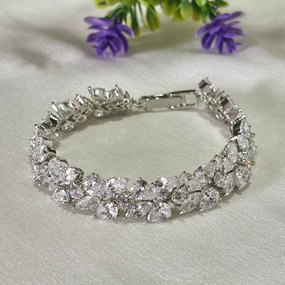 Timeless Look Shimmer tennis bracelet