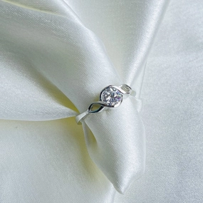 Solitaire serenity ring Lustrous Design Shiny Jewelry Look