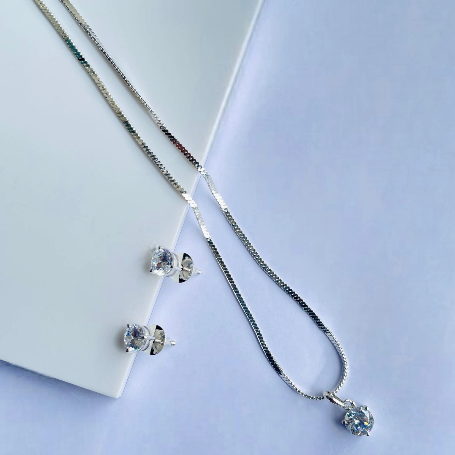 Unique Vibe Timeless Feature Solitaire charm pendant set