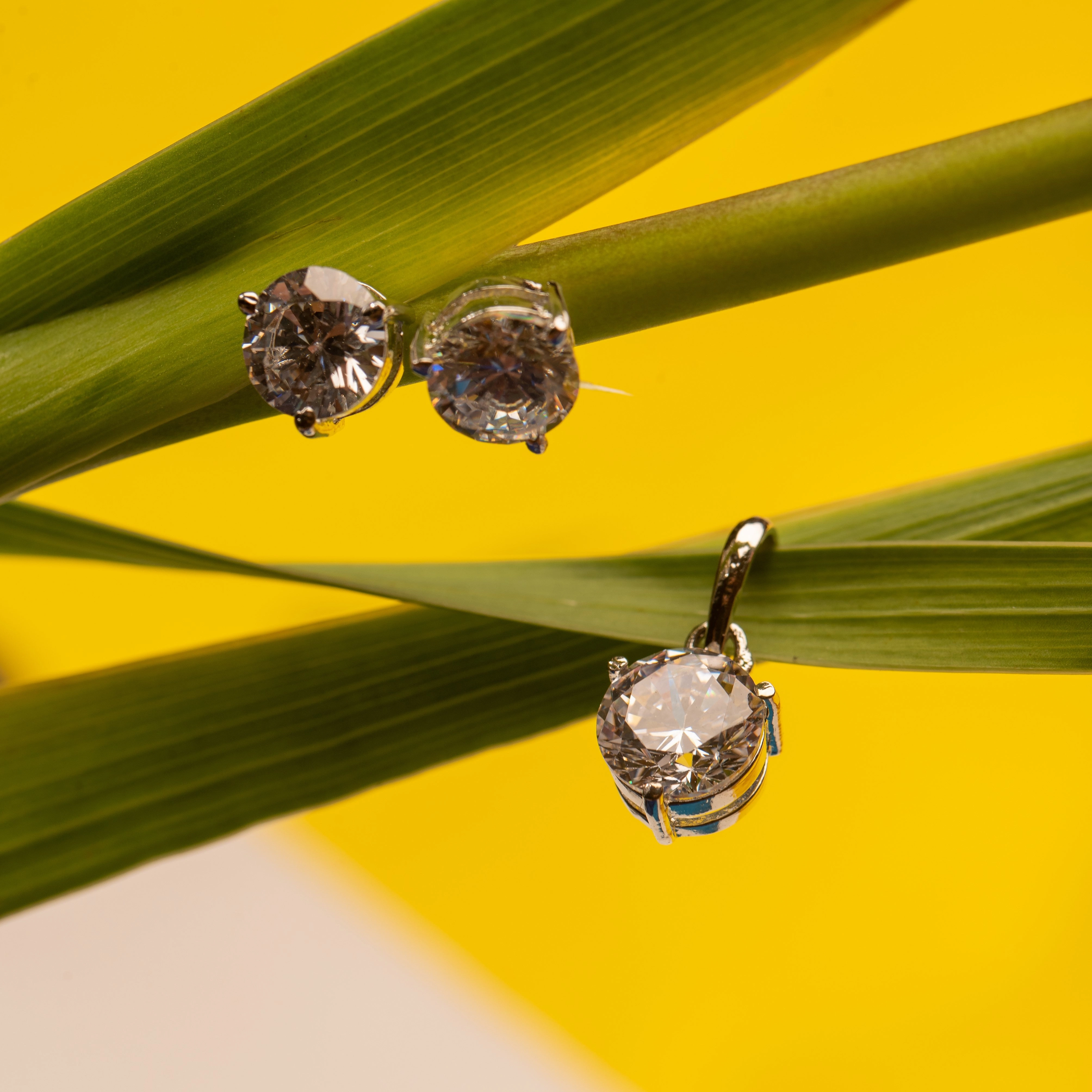 Solitaire charm pendant set Dynamic Detail